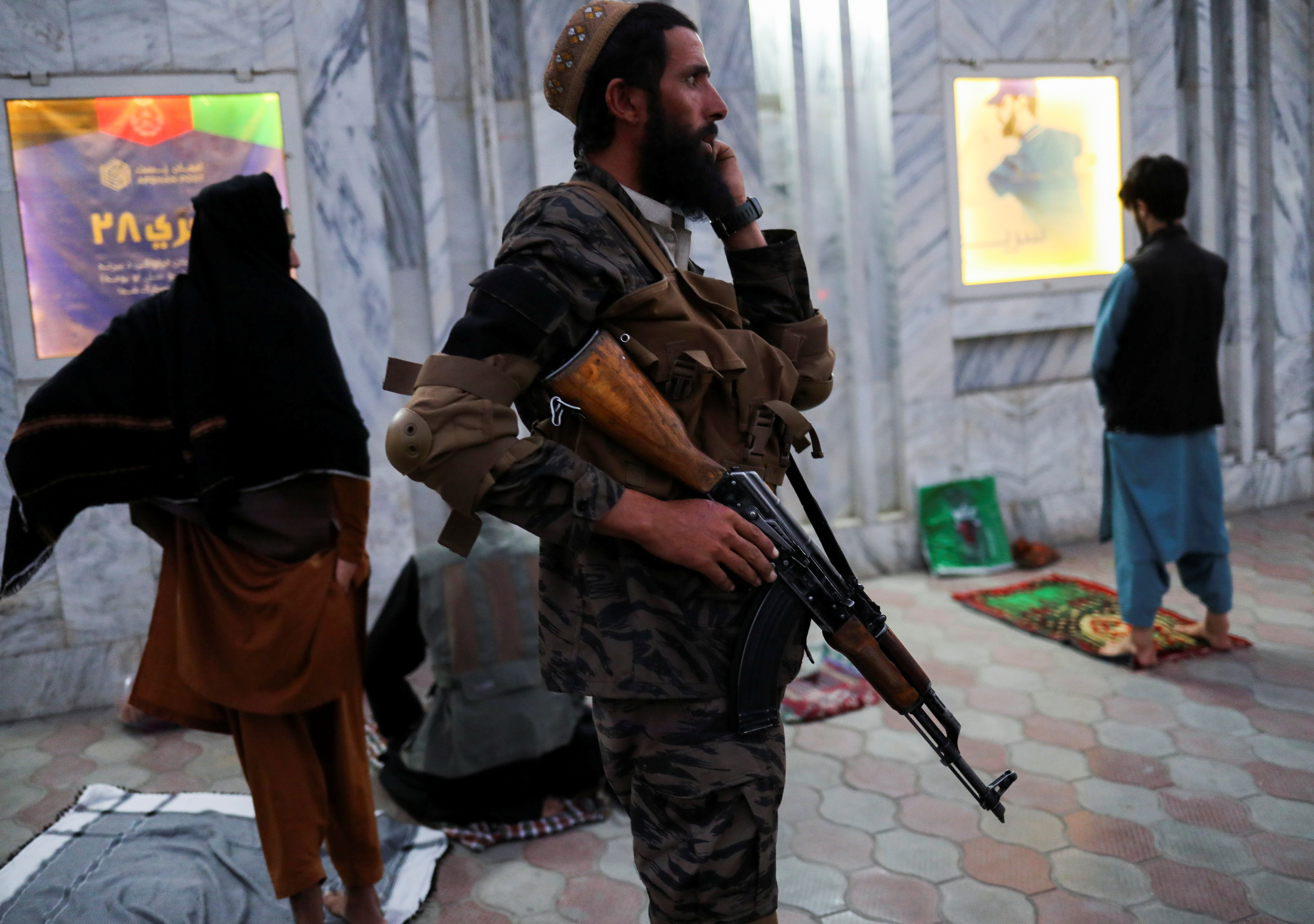 A Taliban soldier stands on a street in Afghanistan’s capital, Kabul [WANA via Reuters]