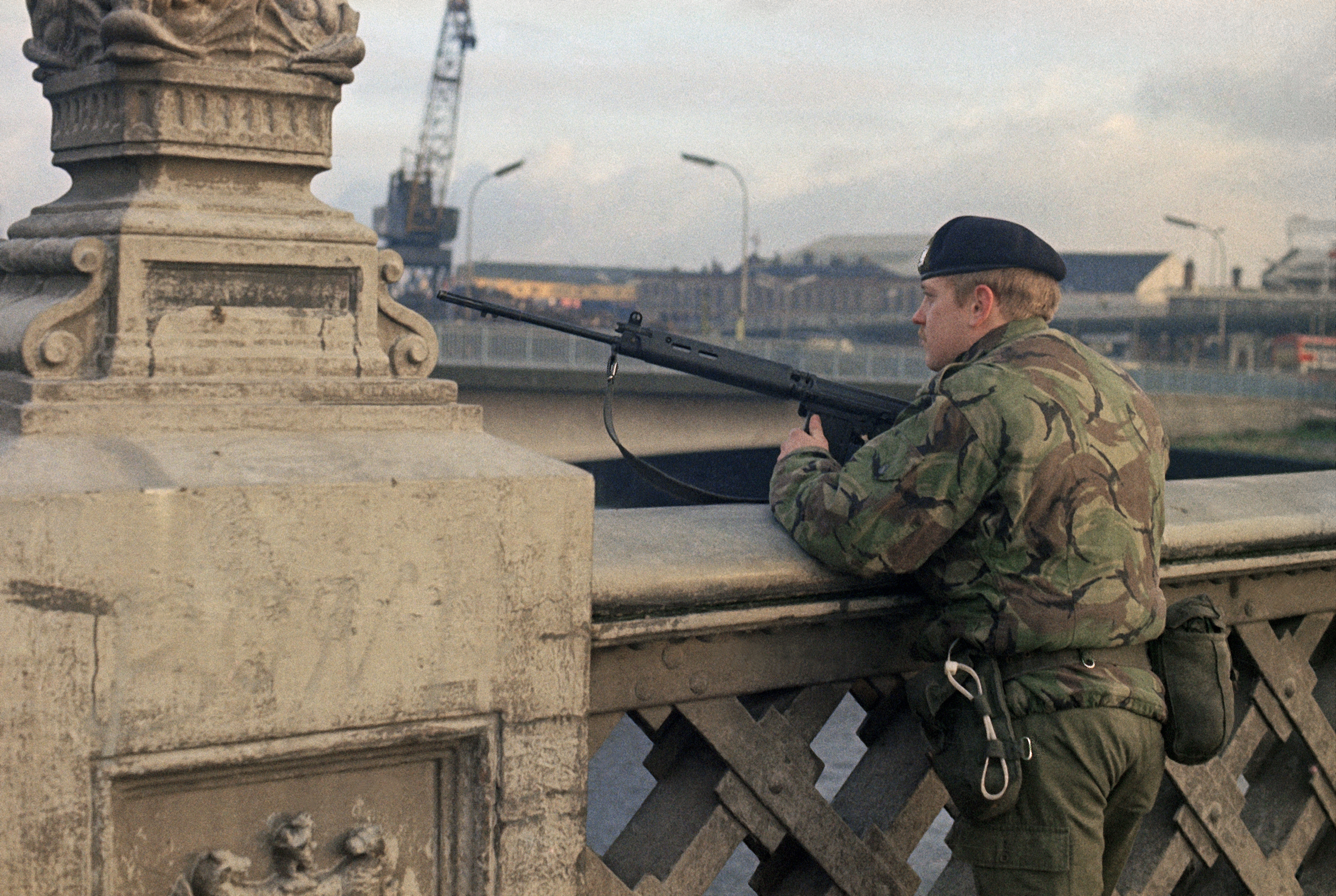 British soldier keeps vigil at a vantage point overlooking the Belfast Docks in Northern Ireland in February 1975 [File: AP Photo]