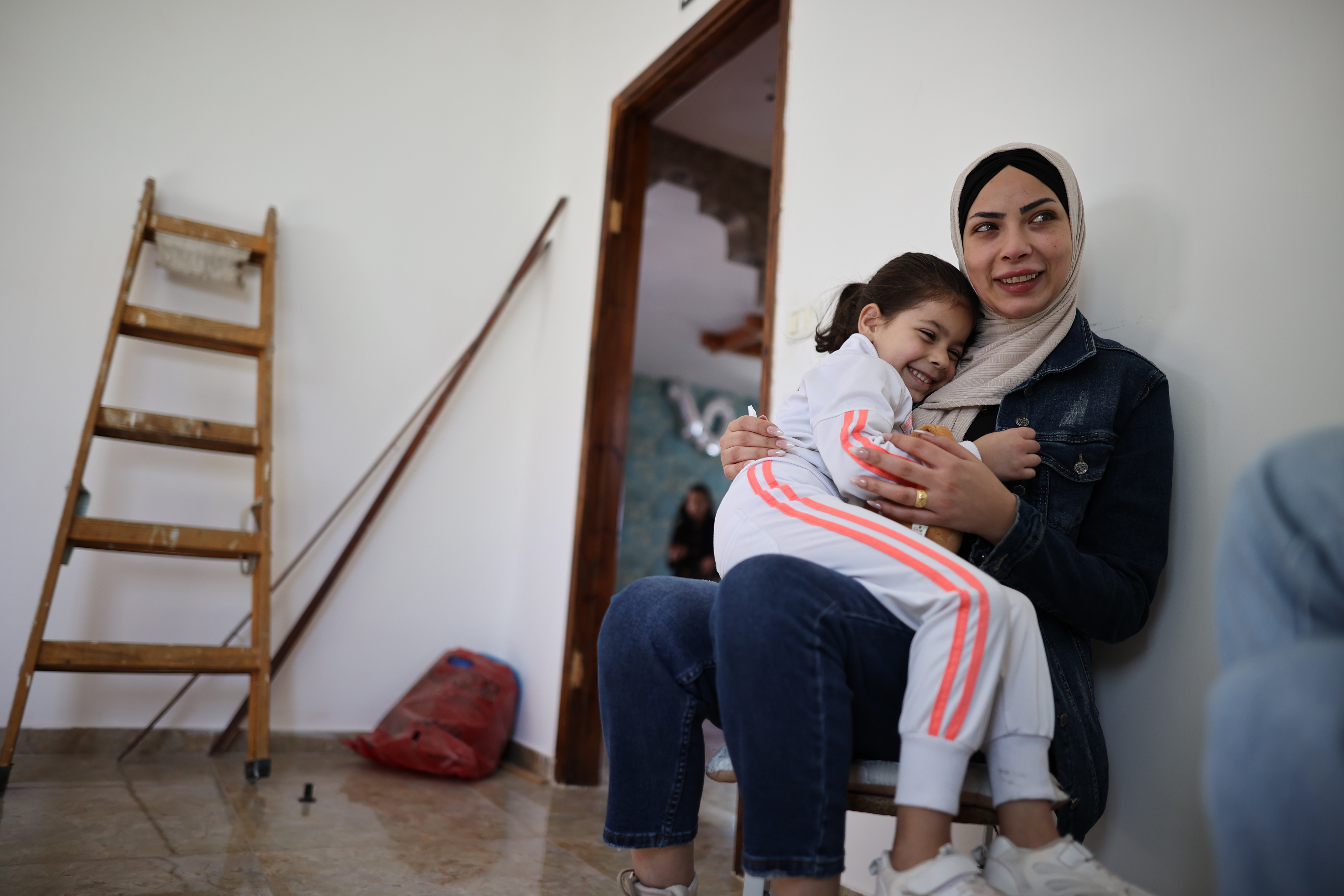 Myassar Abu Halaweh with her five-year-old daughter, Mariam [Al Jazeera]