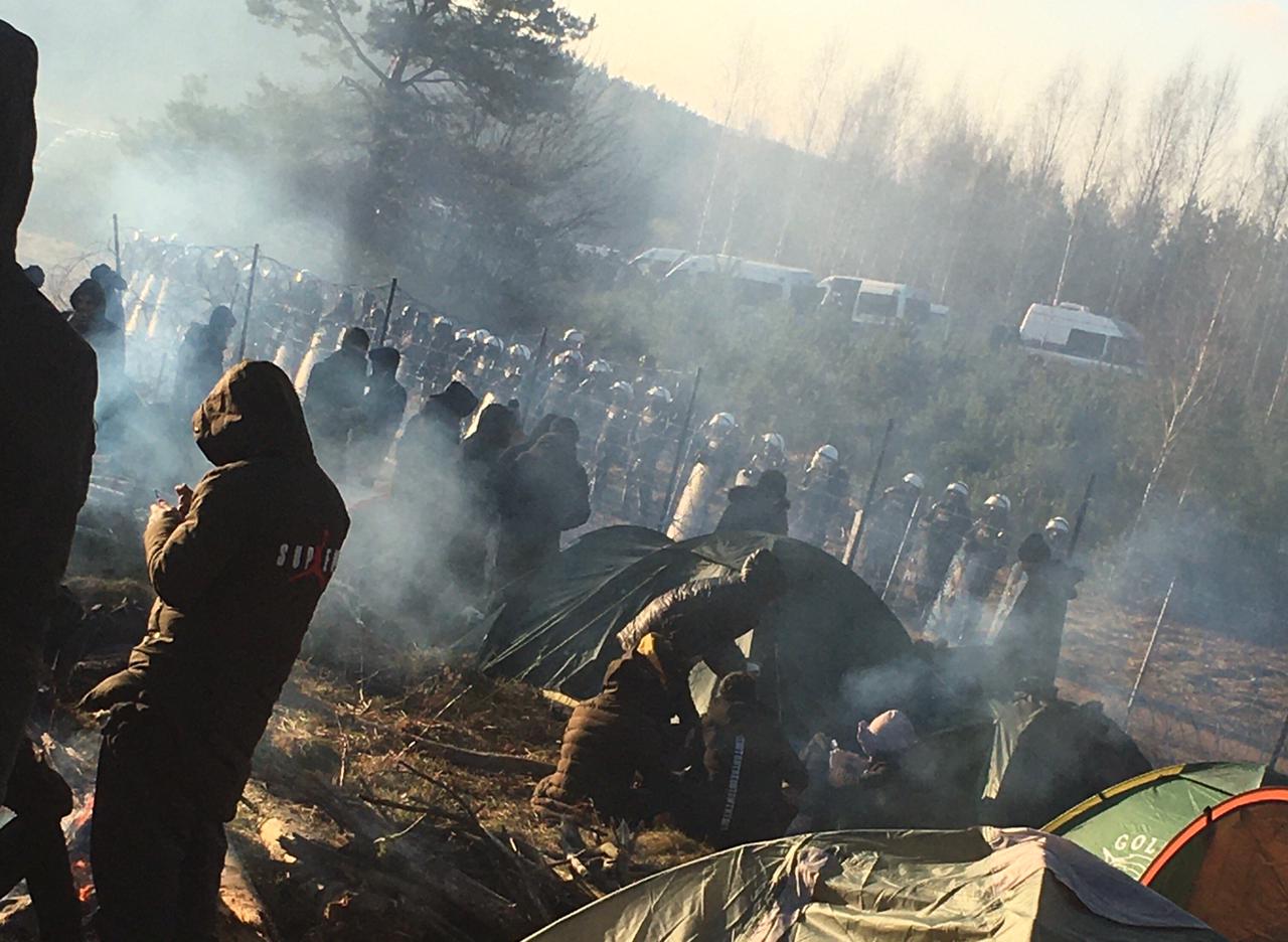 Hundreds of migrants camp at the Belarus side of the border with Poland near Kuznica Bialostocka [Al Jazeera]