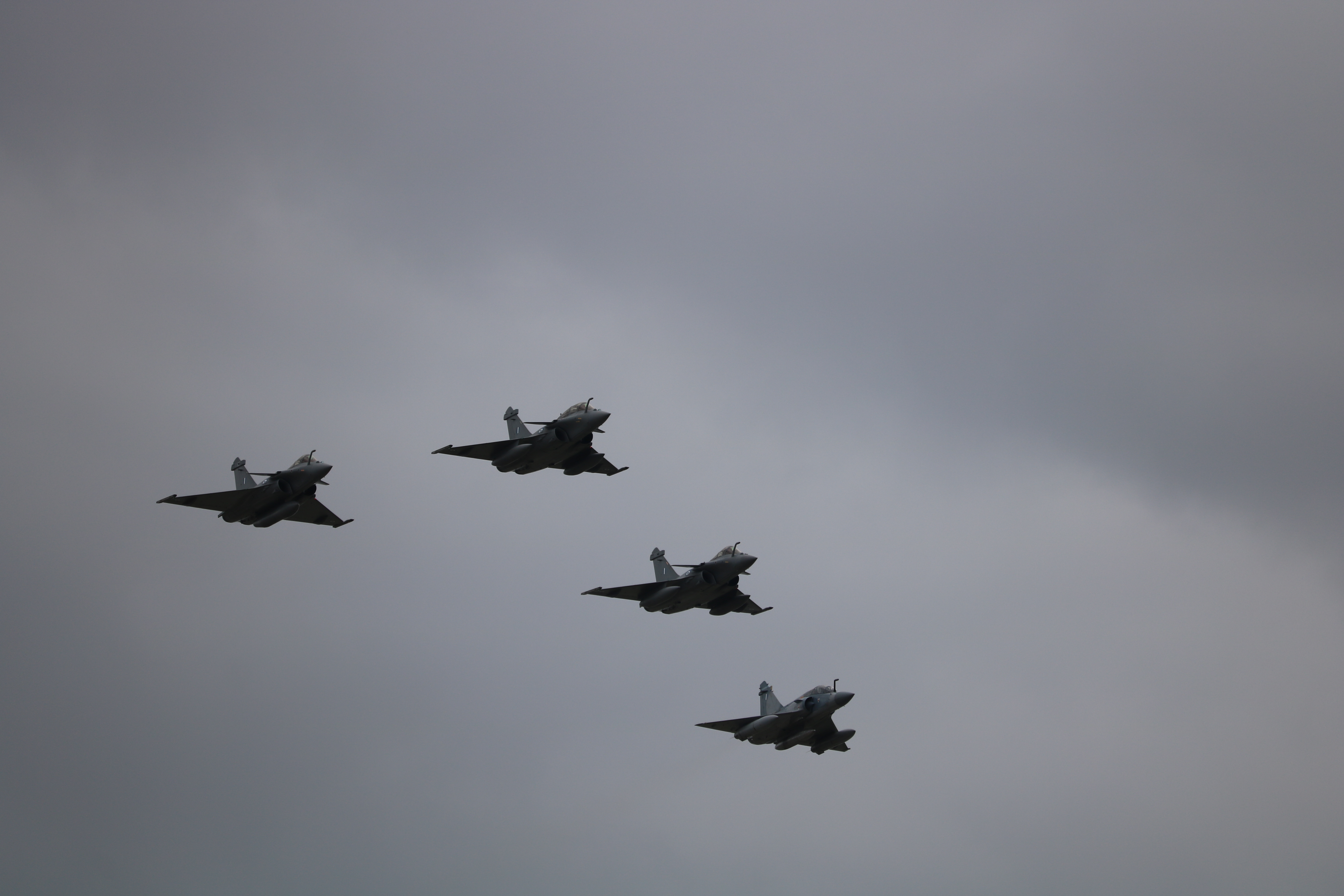The Rafale overfly the runway in Greece