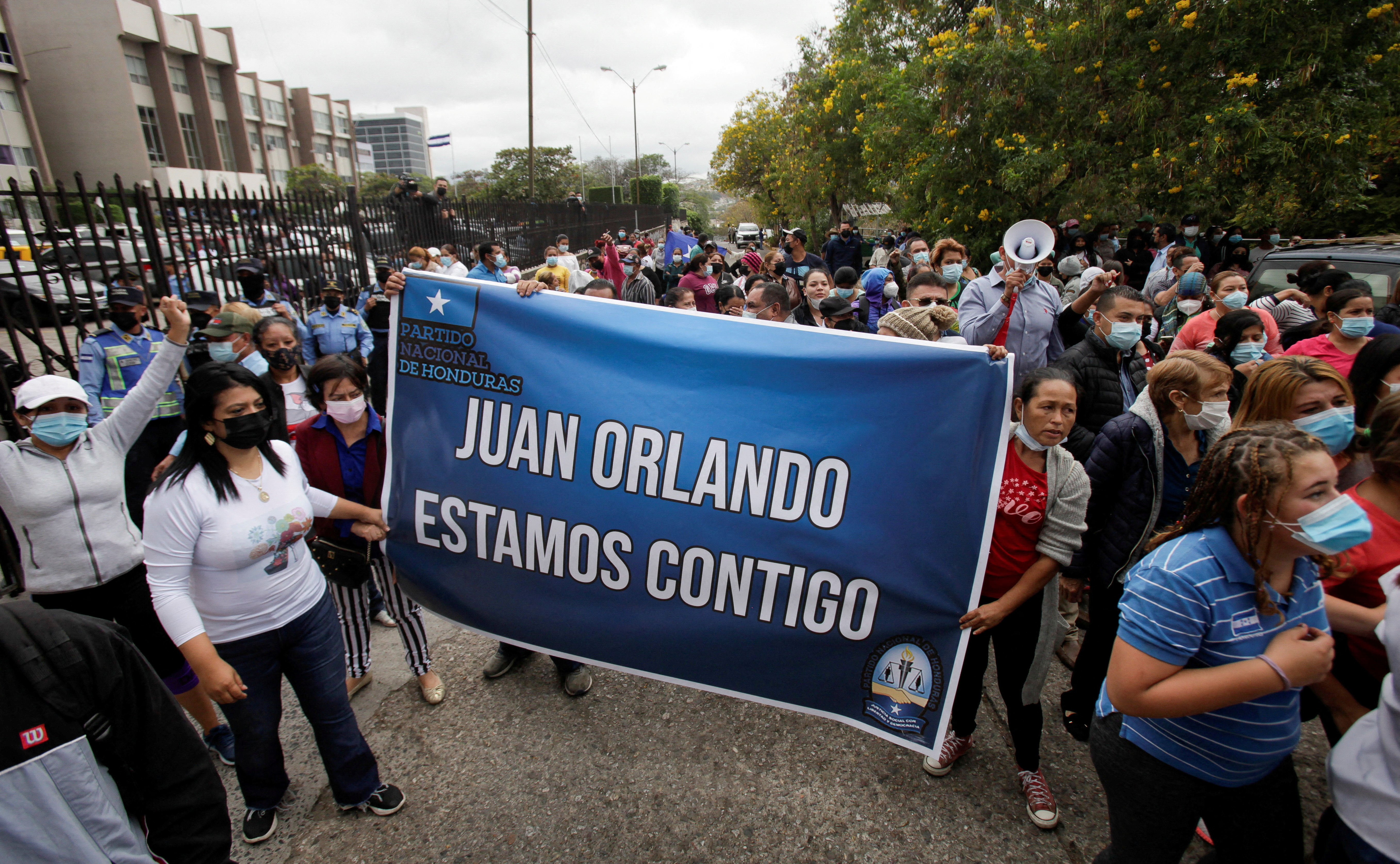 A scuffle broke out between duelling protesters in front of the justice ministry where Hernandez’s hearing took place