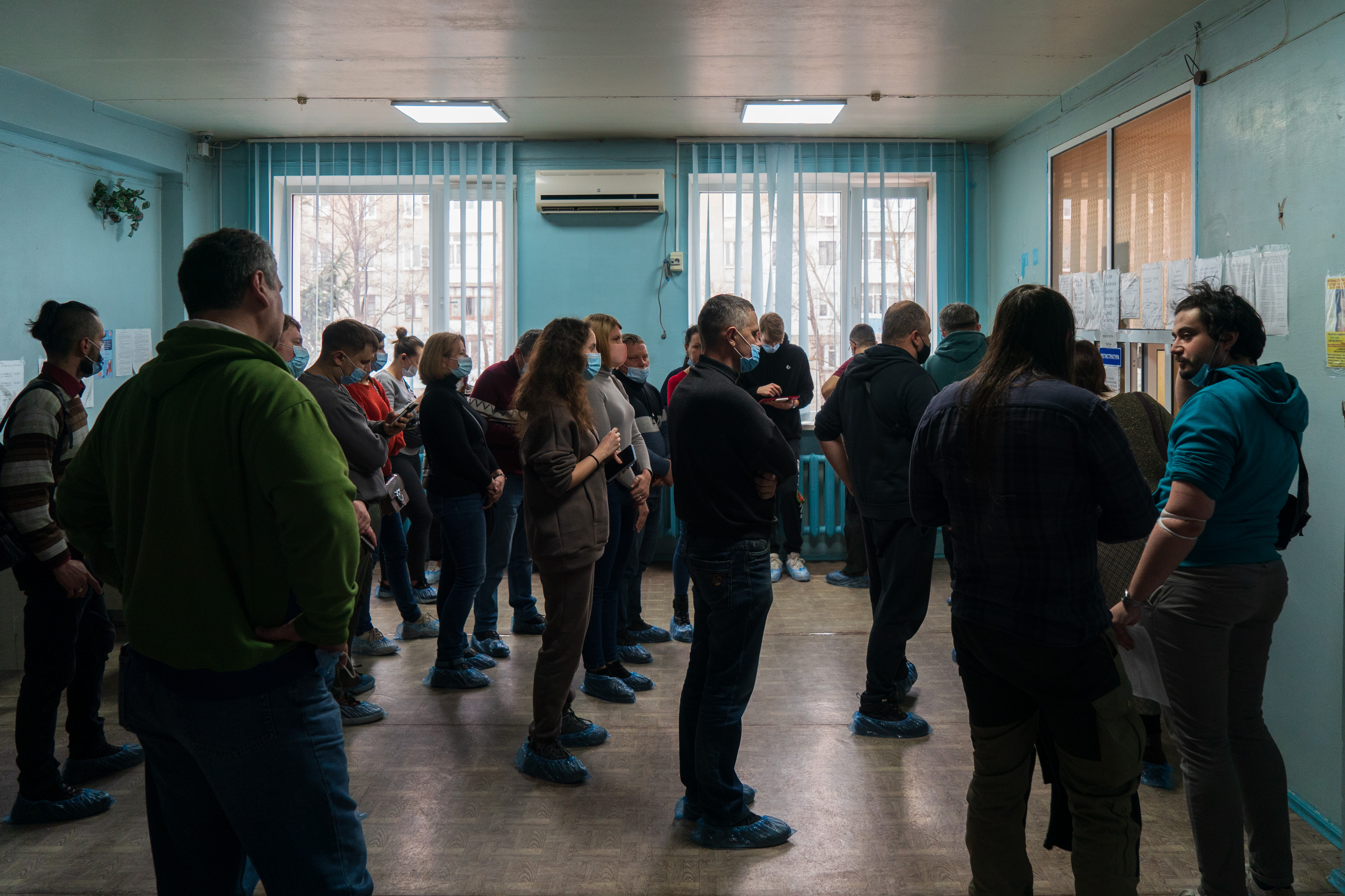 Ukranians donating blood in Mariupol