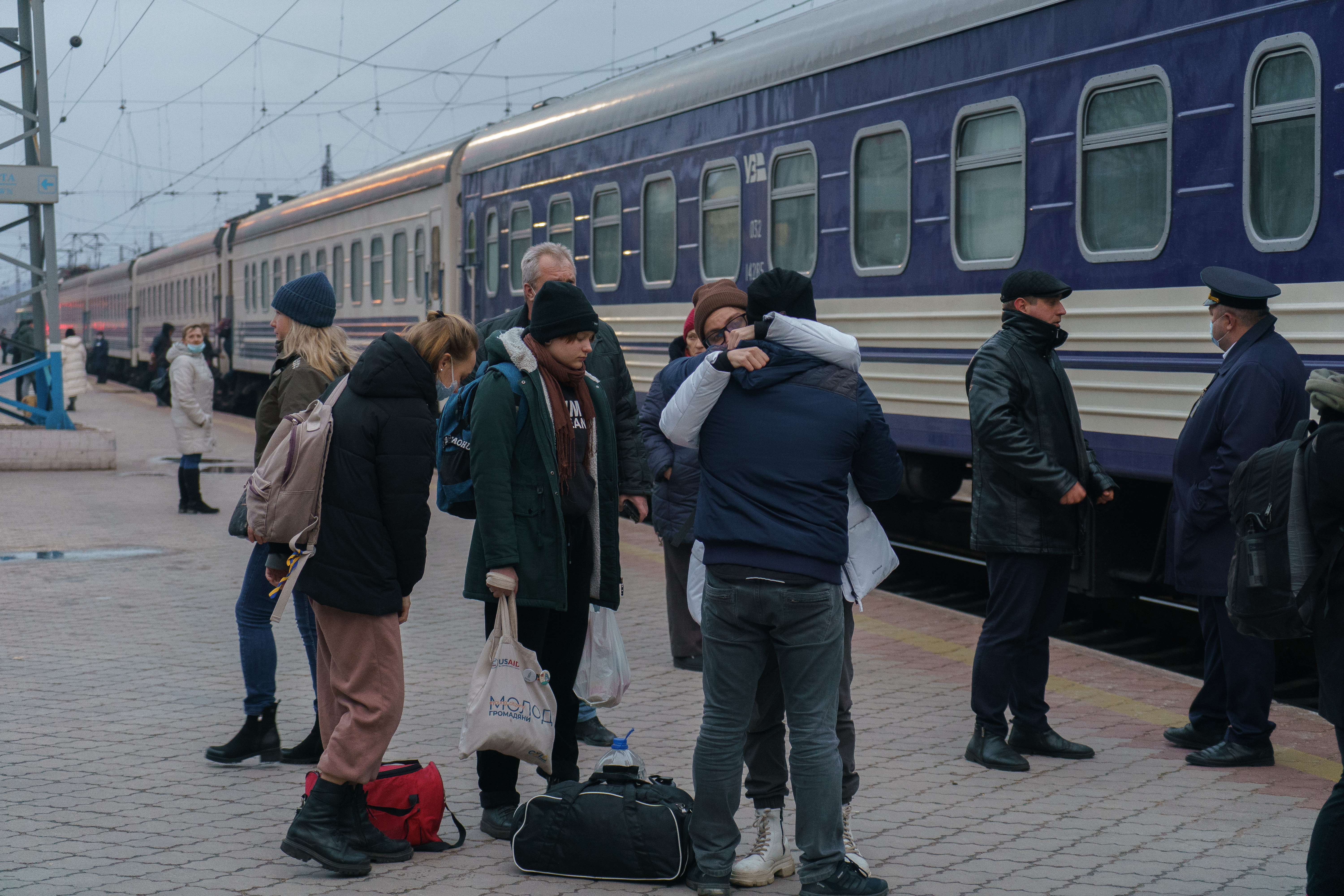 People leaving from Mariupol train station to Kyiv.
