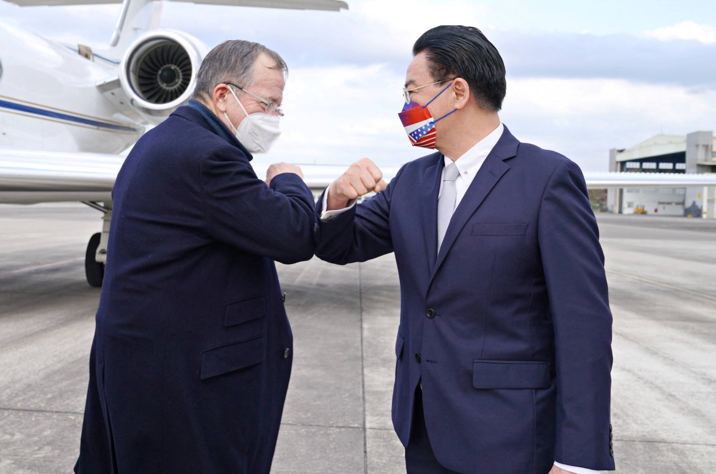 Mike Mullen was greeted in Taiwan by Foreign Minister Joseph Wu on the arrival at Taipei Songshan Airport