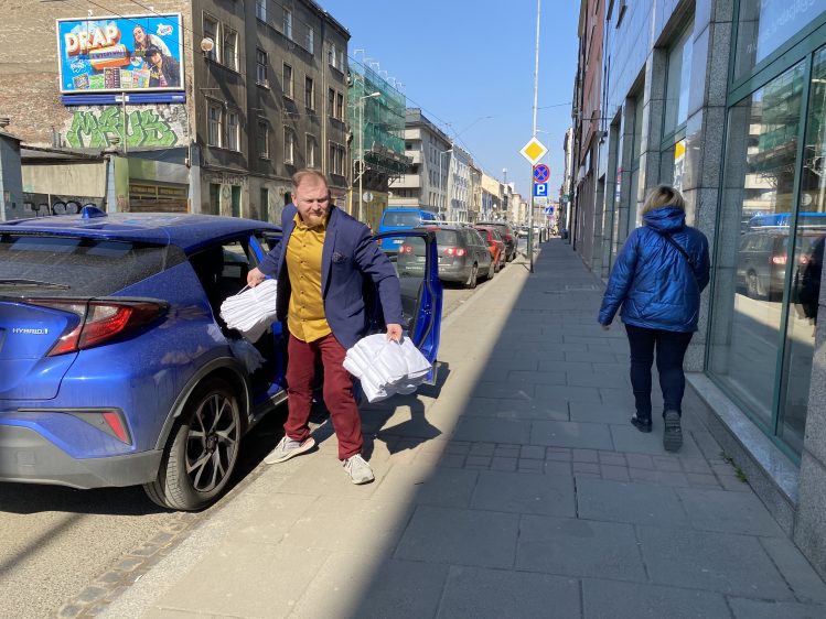 Krzysztof Chawrona, founder of Nidaros, takes clean bedsheets to the shelter he is running for Ukrainian refugees [Agnieszka Pikulicka-Wilczewska]