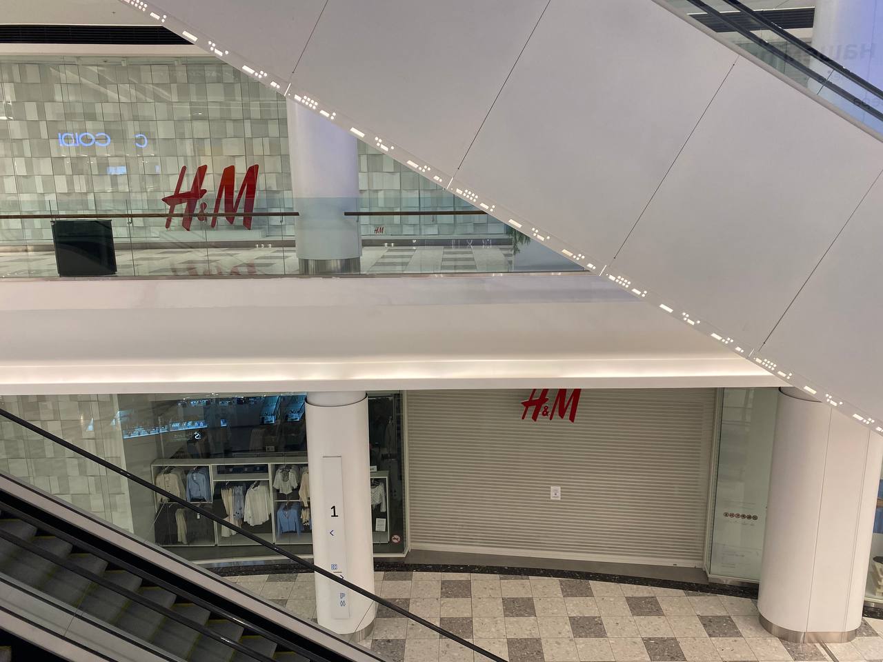 A shuttered H&M shop on Avtozavodskaya Street in Moscow [Courtesy of an interviewee]