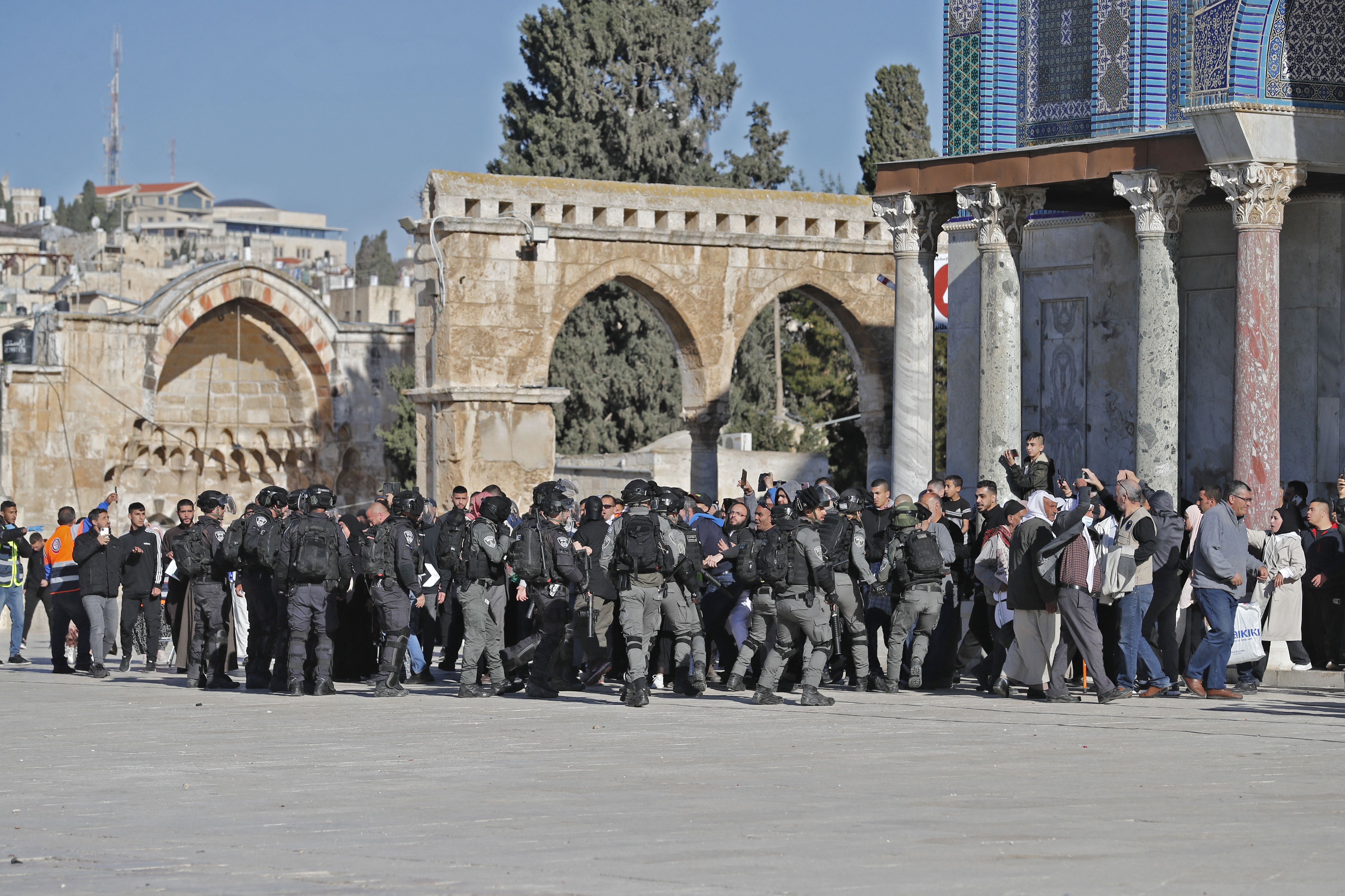 Palestinians are kept at bay by Israeli police