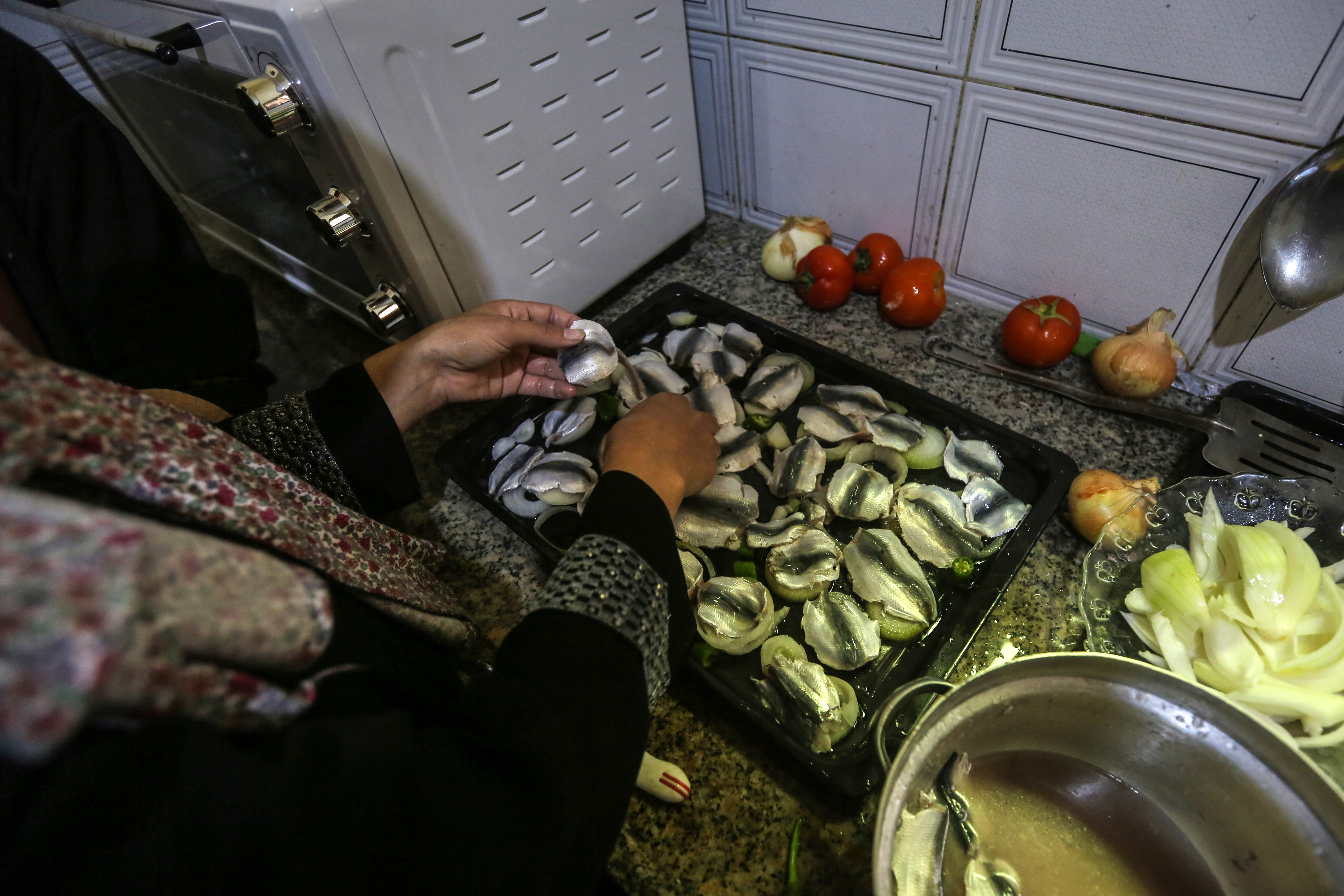For the tahini-baked sardines, they must touch, but it’s best that they do not overlap because you don’t want the tahini mixture pooling on top