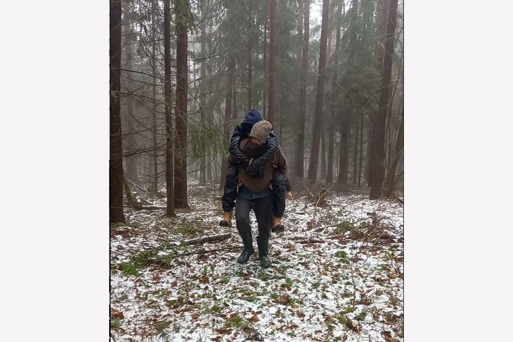 A man carries an injured friend in the ‘red zone’ in December 2021 [Courtesy: Grupo Granica]