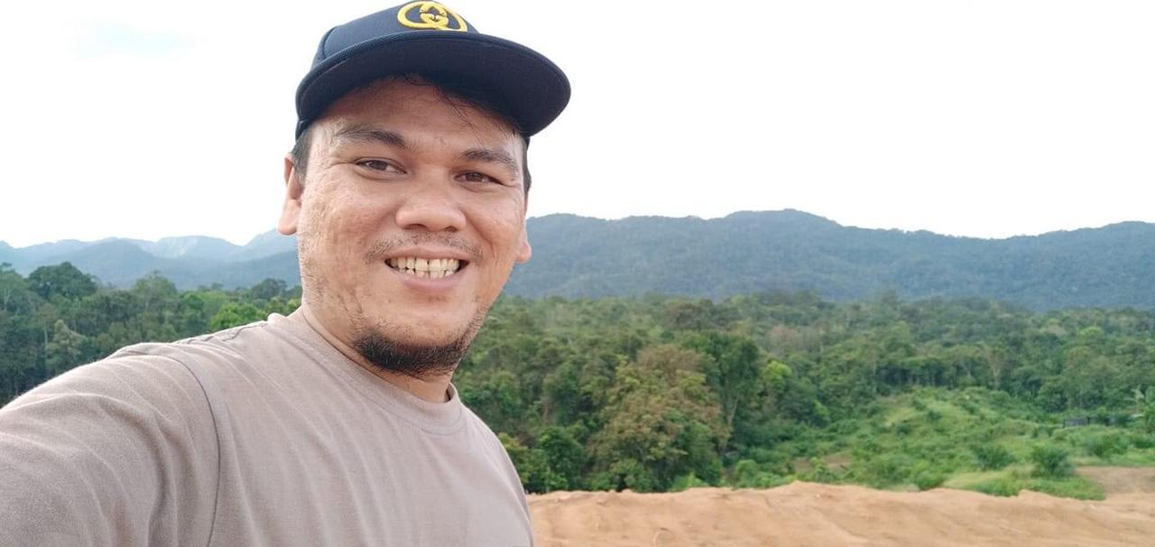 Yusro Fadly says the price he receives for his crop has more than halved since the government banned exports of palm oil and palm oil products [Courtesy of Aisyah Llewellyn]