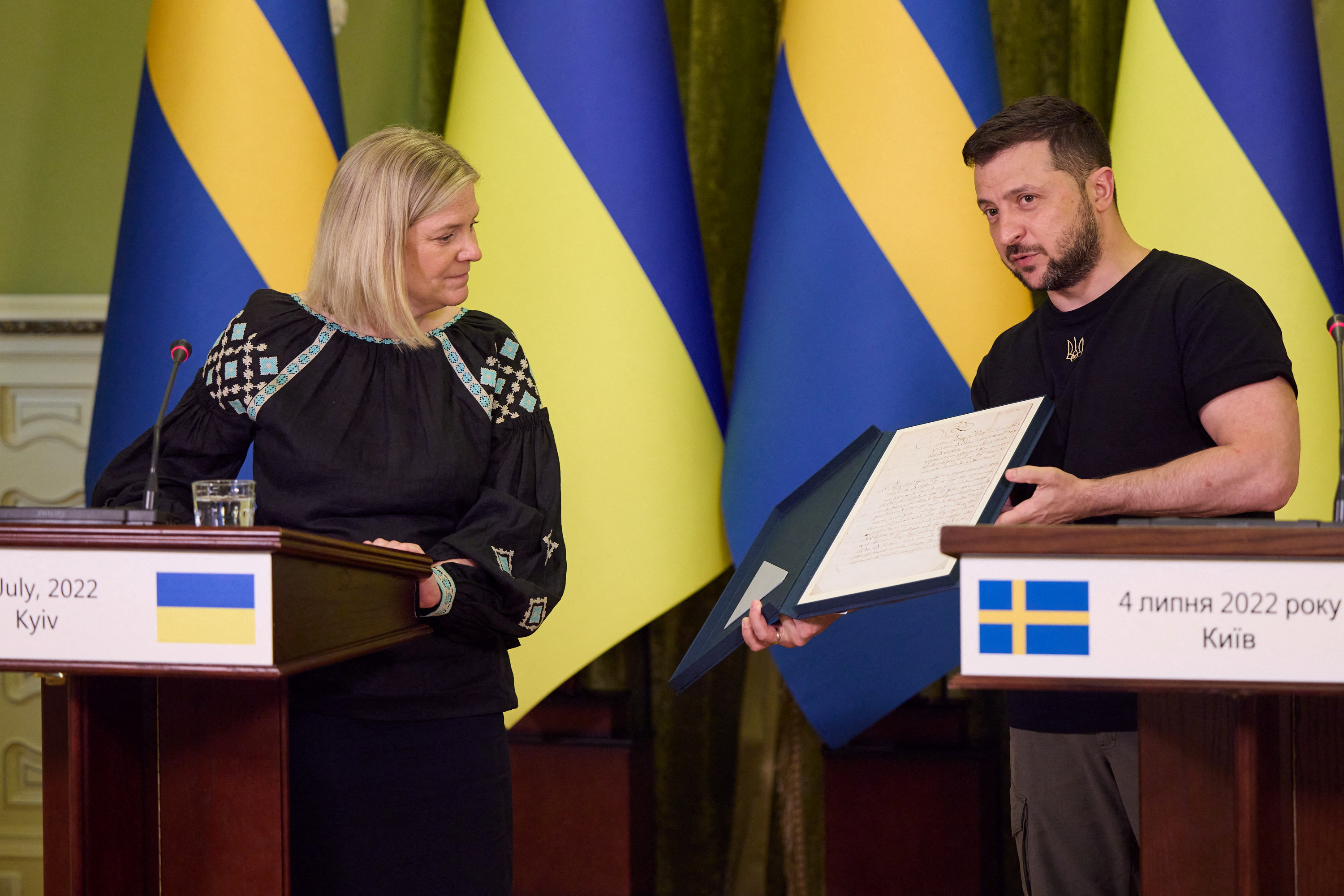 Ukraine’s President Volodymyr Zelenskyy showing a letter from King Charles given to him by Swedish Prime Minister Magdalena Andersson at a news briefing, in Kyiv, Ukraine, July 4, 2022
