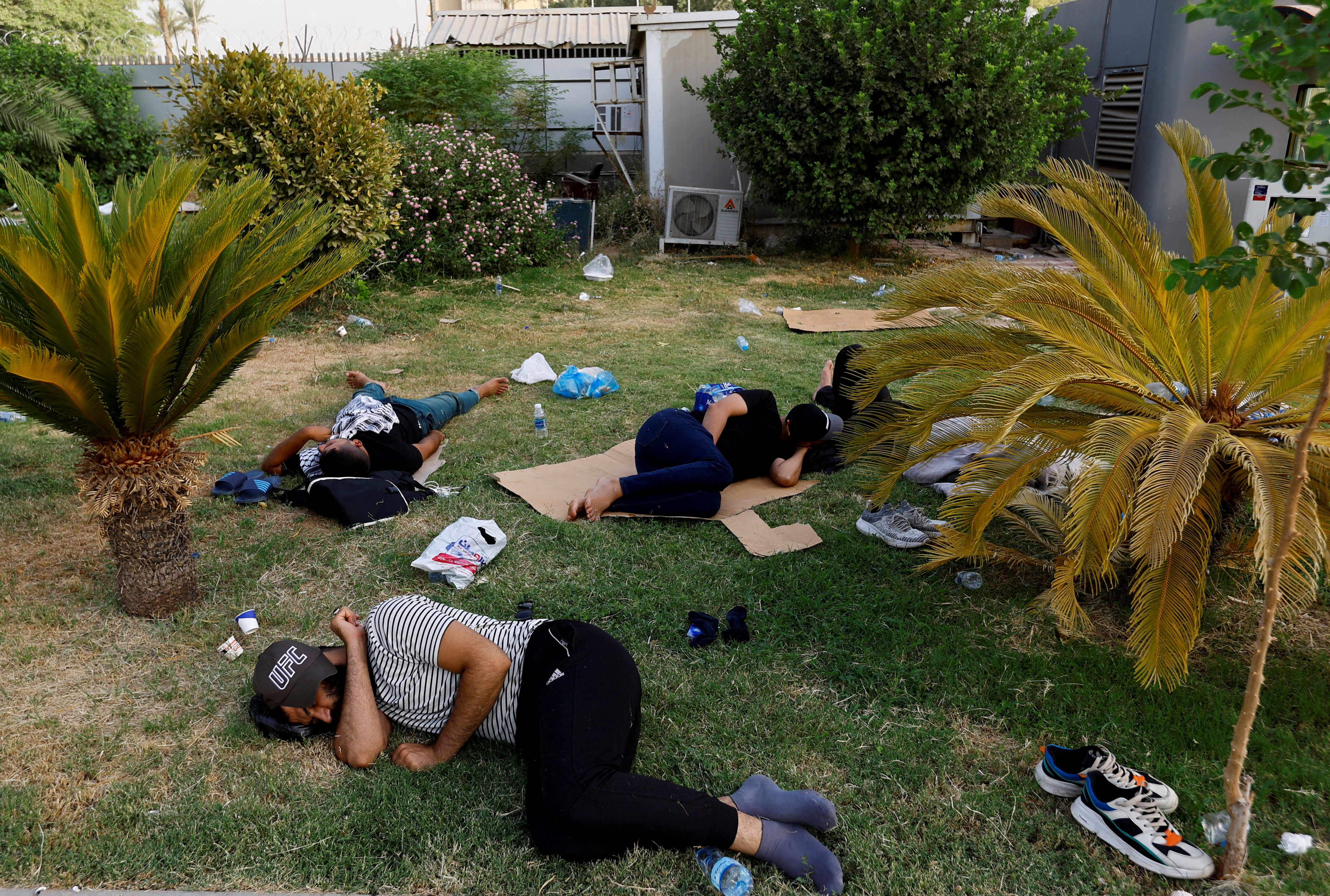 Supporters of Iraqi Shi'ite cleric Moqtada al-Sadr