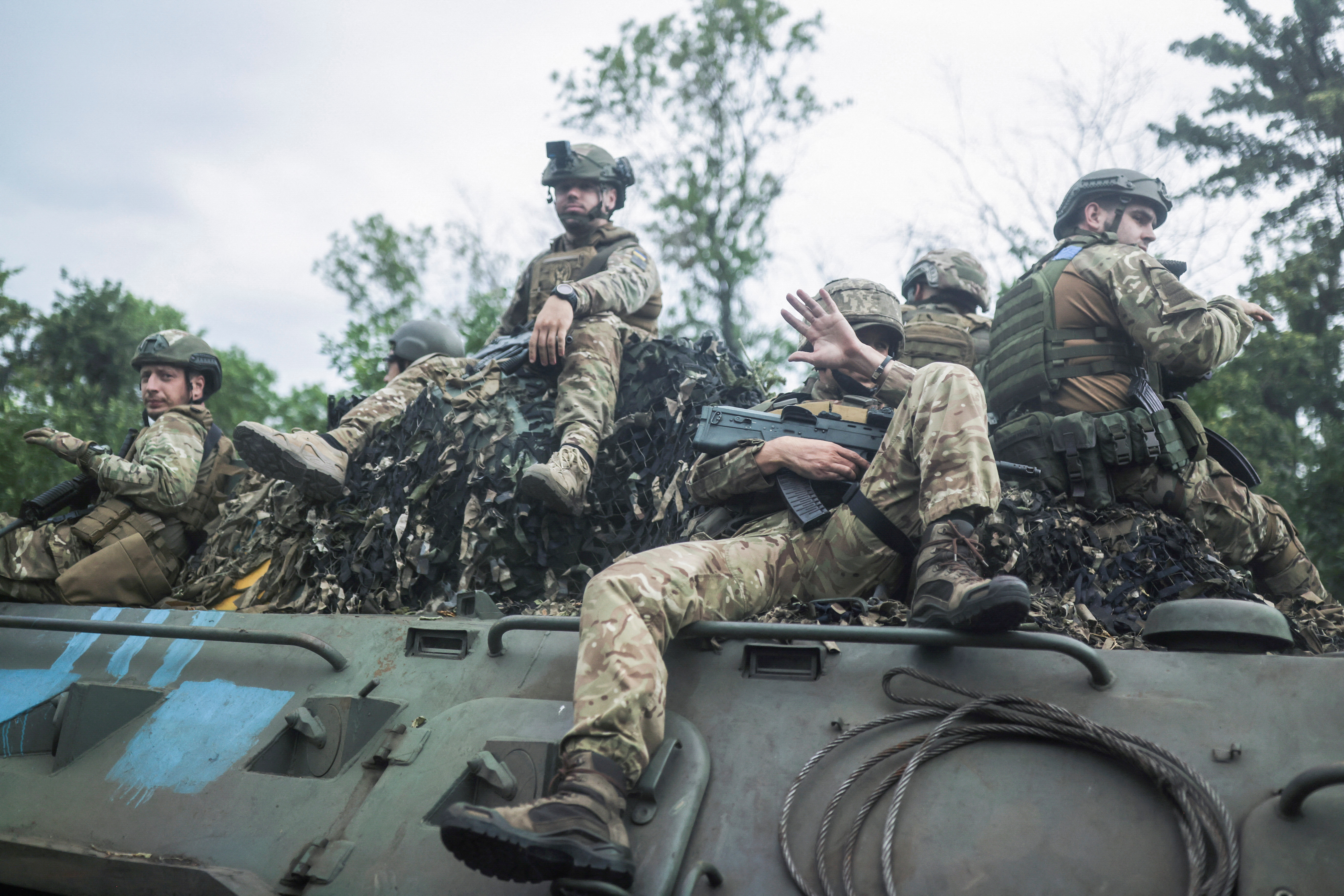 Ukrainian servicemen