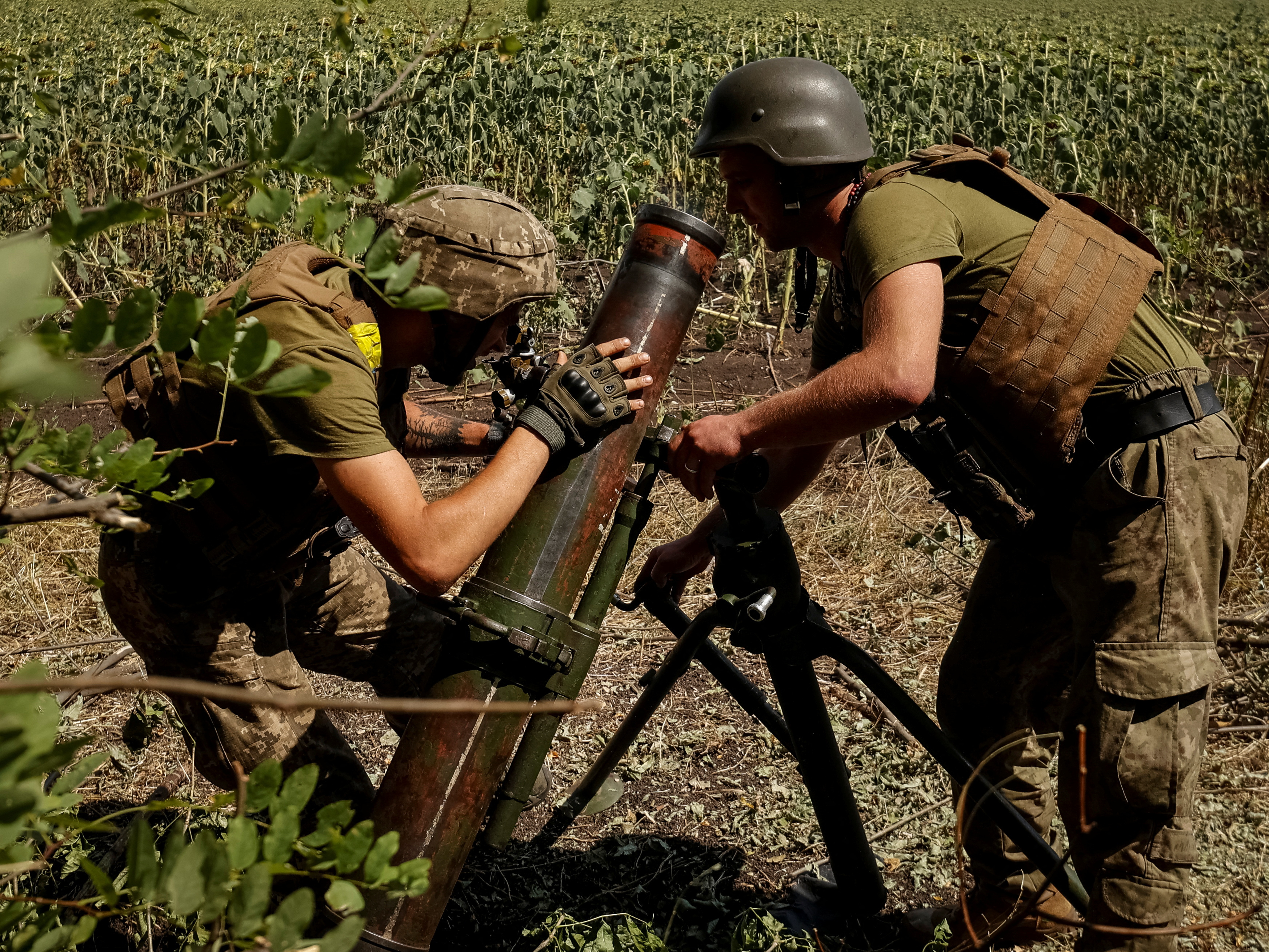 Ukrainian servicemen fire a mortar on a front line, as Russia's attack on Ukraine continues, in Donetsk region, Ukraine August 18, 2022. REUTERS/Stringer