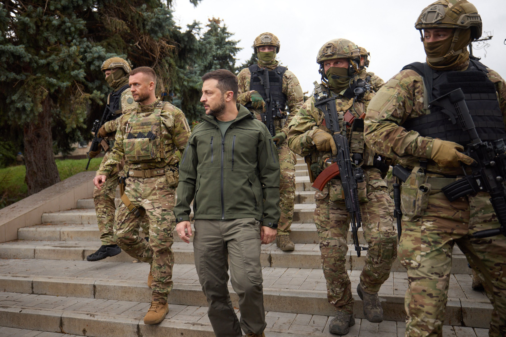 This handout picture taken and released by the Ukrainian Presidential press service on September 14, 2022 shows Ukrainian President Volodymyr Zelenskyy visiting the recaptured city of Izyum