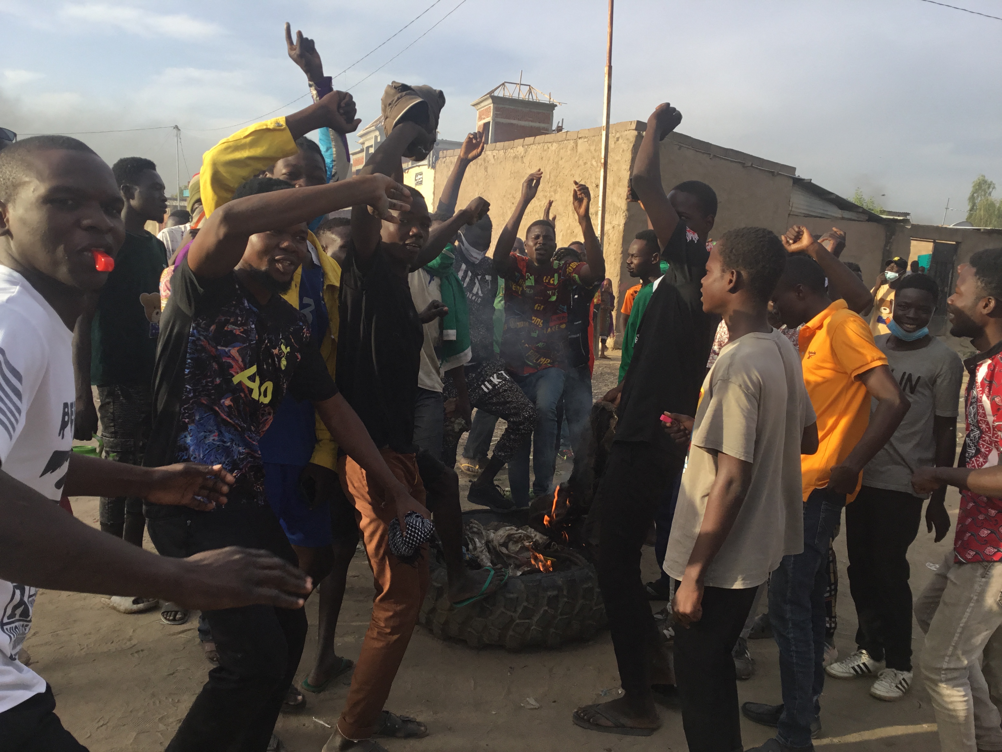 Demonstrators shout slogan during a protest in Namena on October 20, 2022. - Clashes erupted in the Chadian capital N'Djamena between police and hundreds of demonstrators at a banned protest over the ruling junta's grip on power, an AFP journalist saw. (Photo by AFP)