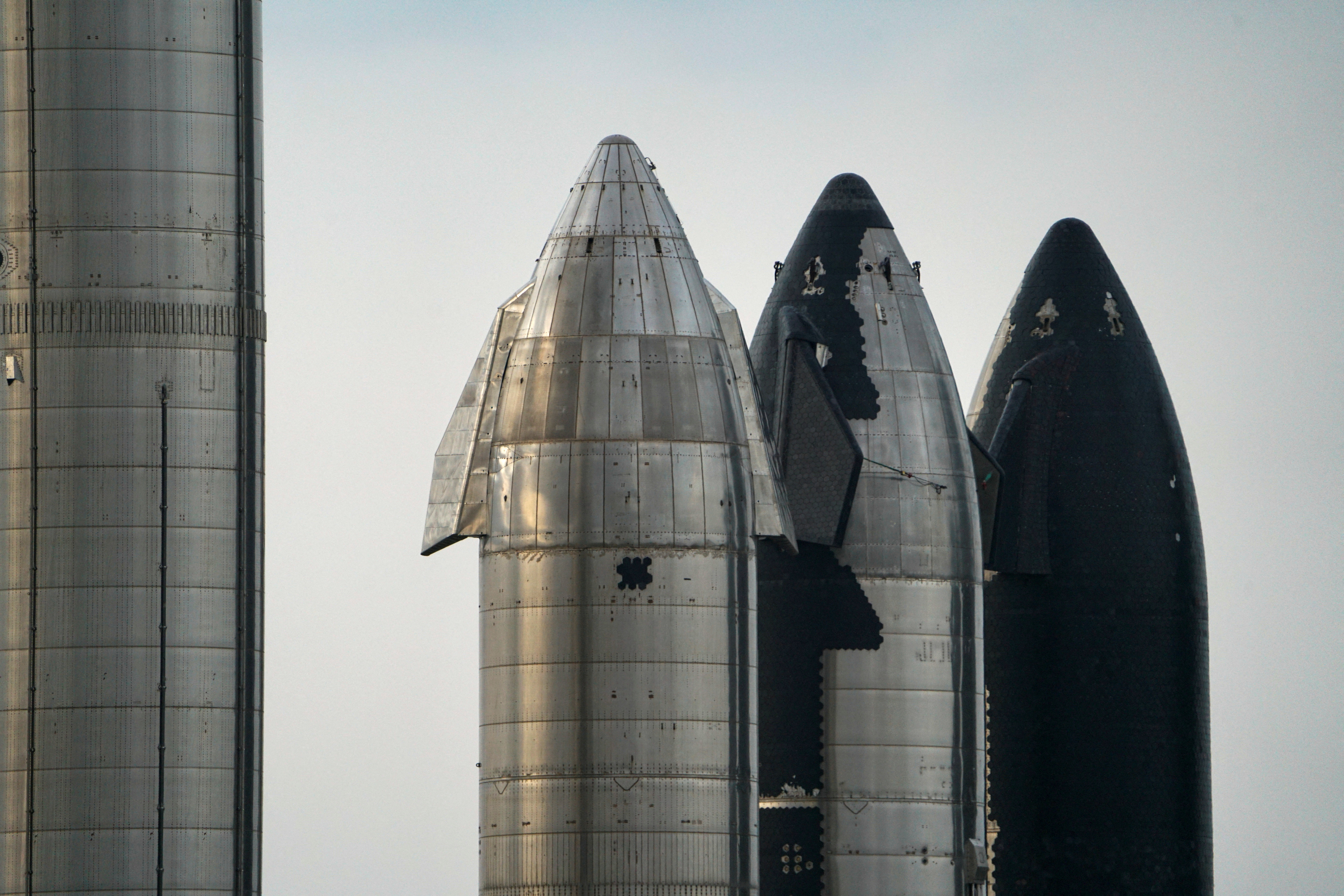 A SpaceX rocket is to take space tourist Dennis Tito within 200km (125 miles) of the Moon without landing on its surface