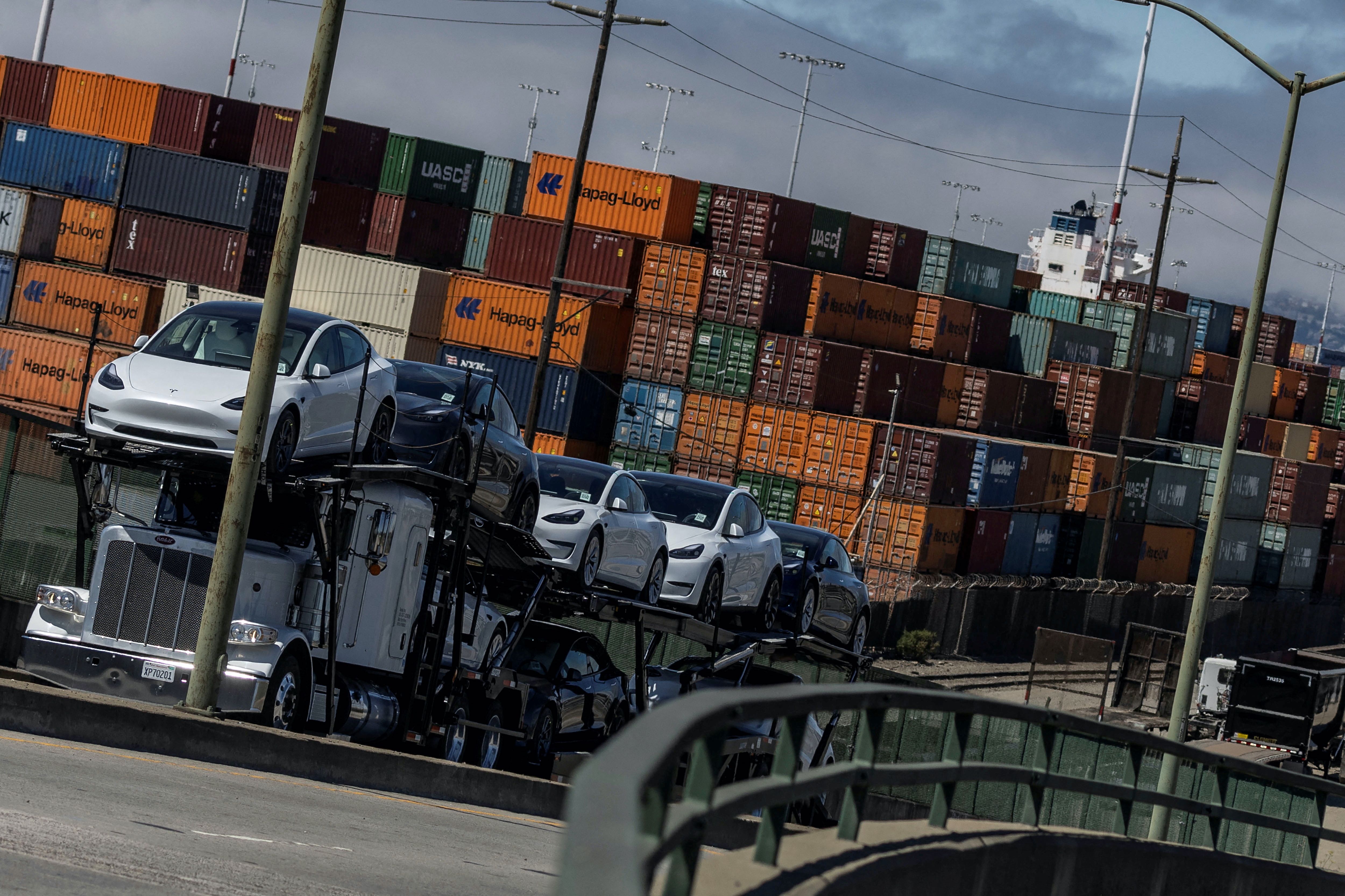 The US trade deficit narrowed in August to its lowest level in more than a year, suggesting underlying strength in the US economy