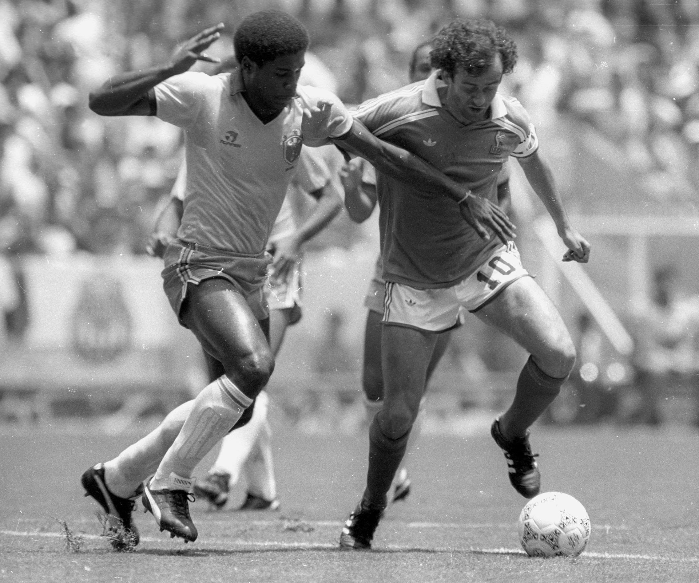 France’s Michel Platini (right) takes on Brazil’s Julio Cesar during the first half of their World Cup match on June 21, 1986