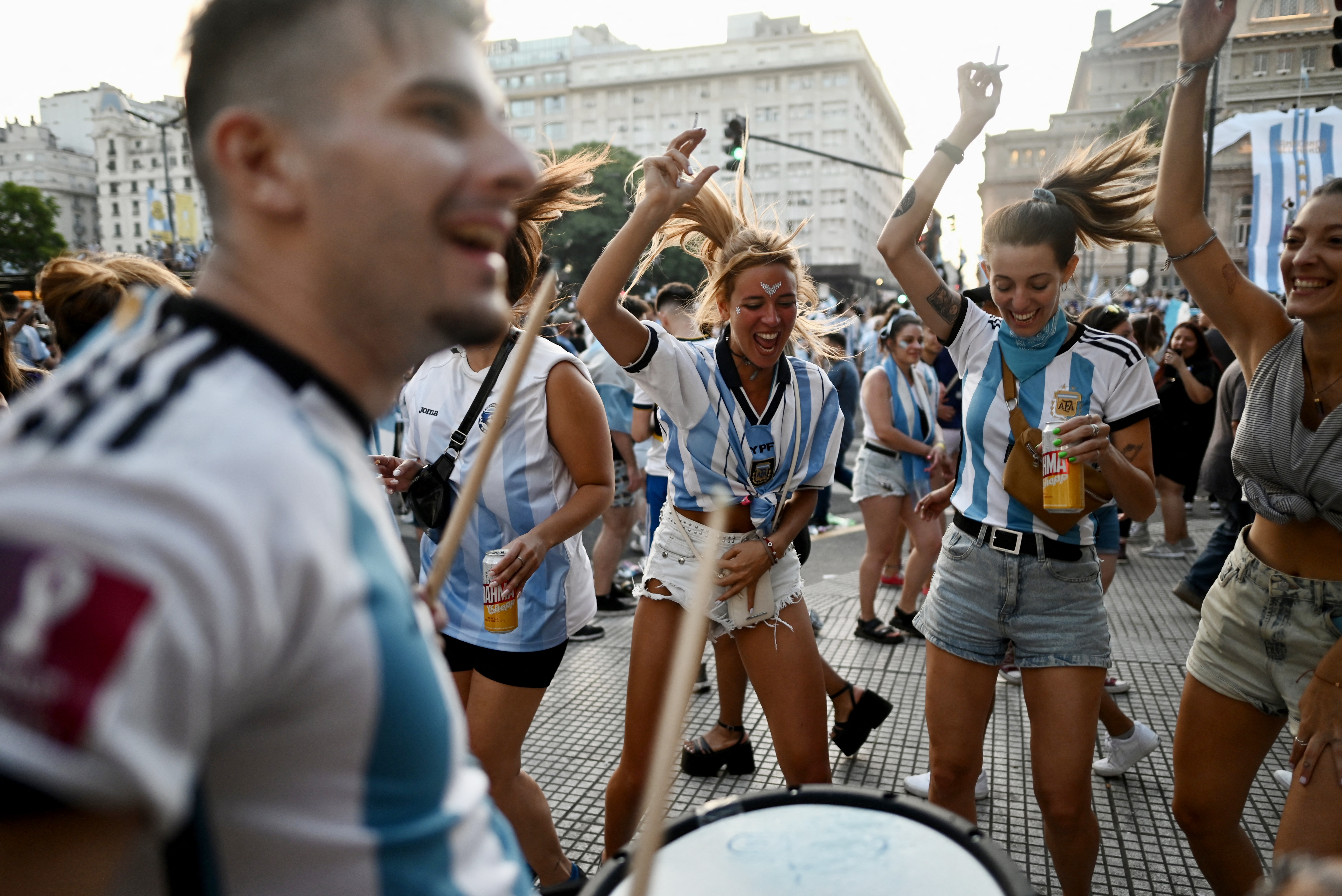 Soccer Football - FIFA World Cup Final Qatar 2022 - Fans in Buenos Aires - Buenos Aires, Argentina - December 18, 2022 Argentina fans celebrate after winning the World Cup REUTERS/Martin Villar NO RESALES. NO ARCHIVES.