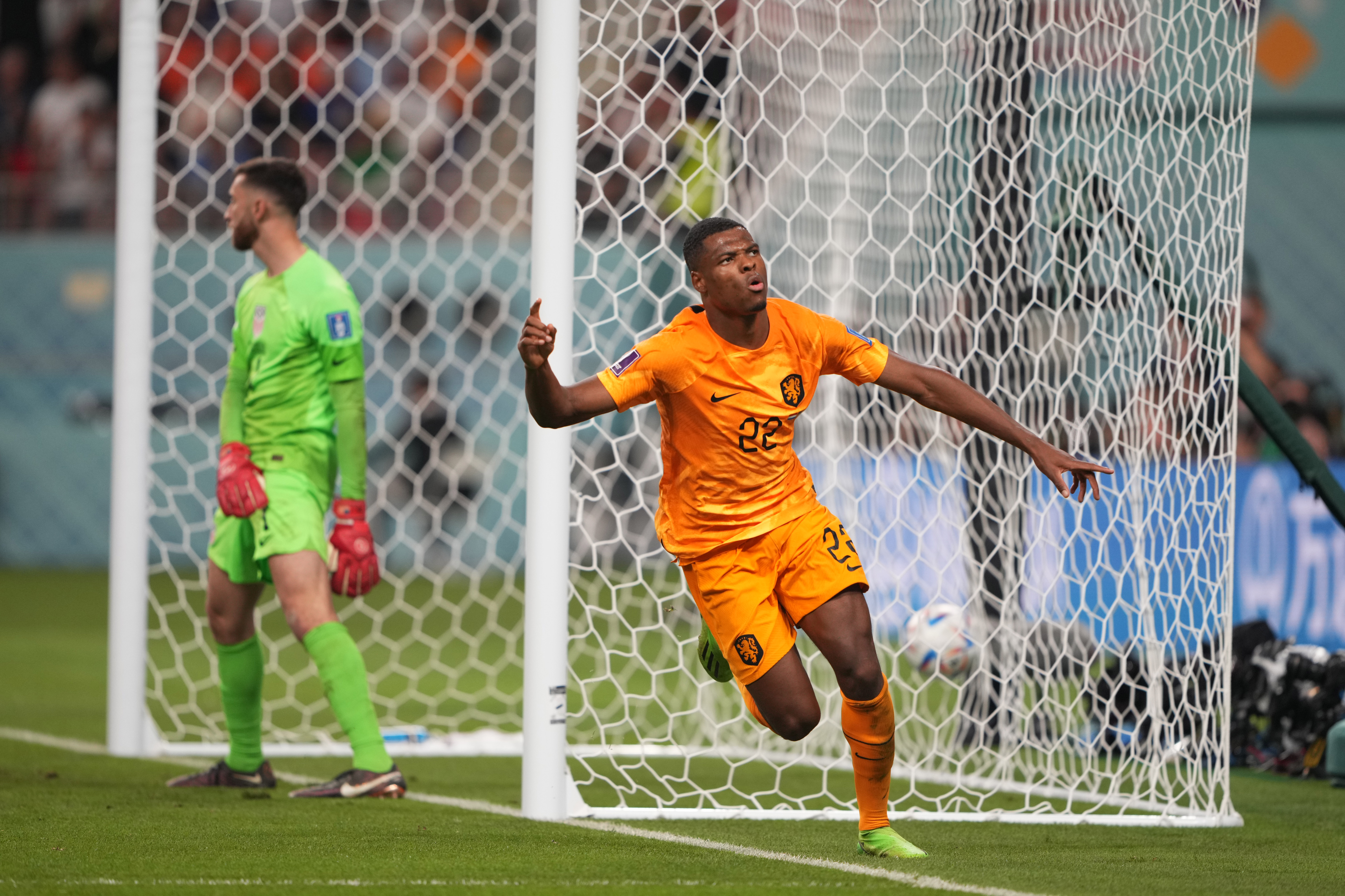 Denzil Dumfries added a late goal 