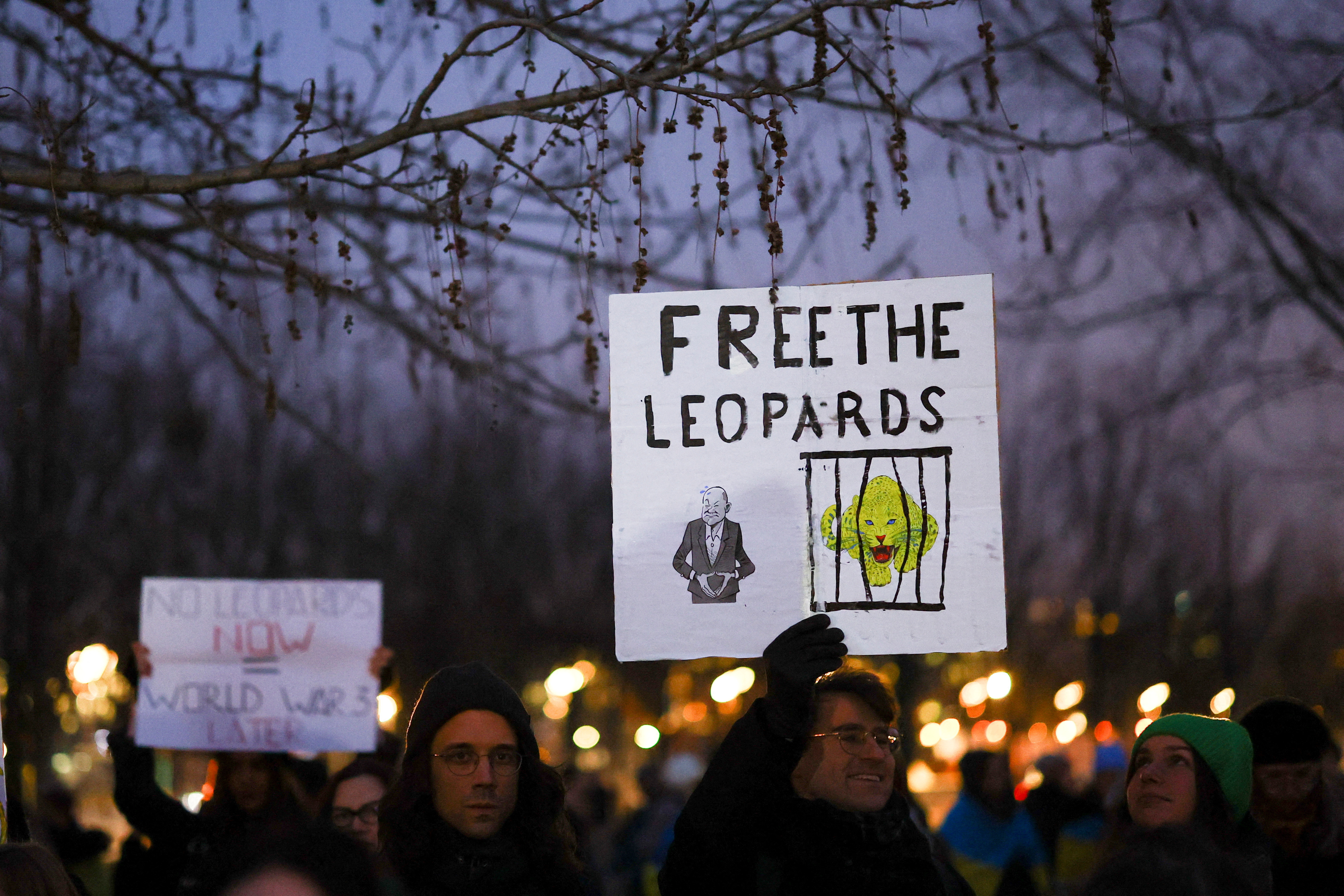 People protest claiming for combat tank delivery to support the Ukrainian military, amid Russia's invasion of Ukraine, in Berlin, Germany January 20, 2023. REUTERS/Lisi Niesner /Pool via REUTERS TPX IMAGES OF THE DAY