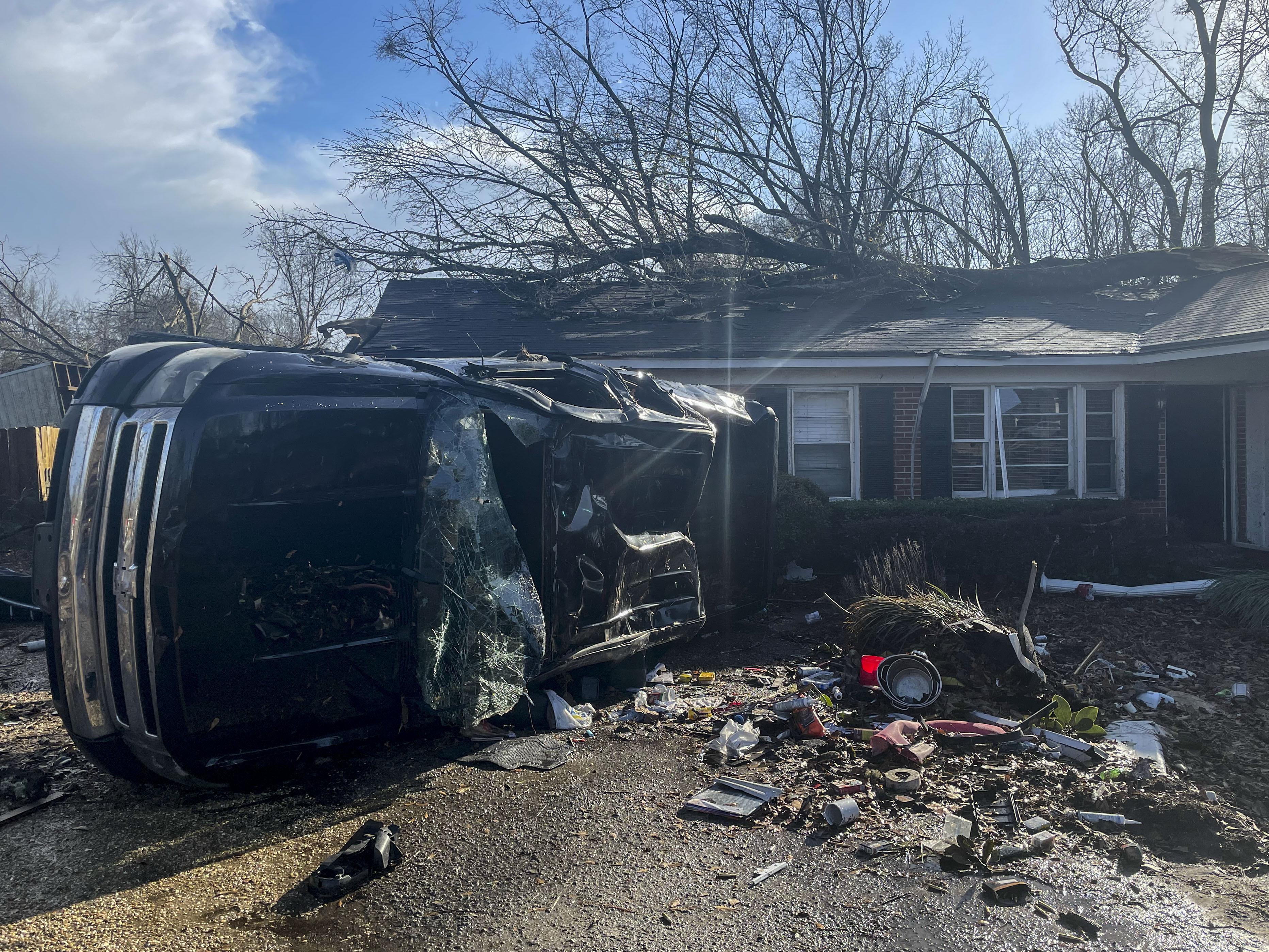 Un vehículo dañado yace frente a una residencia, el jueves 12 de enero de 2023, en Selma, Alabama.