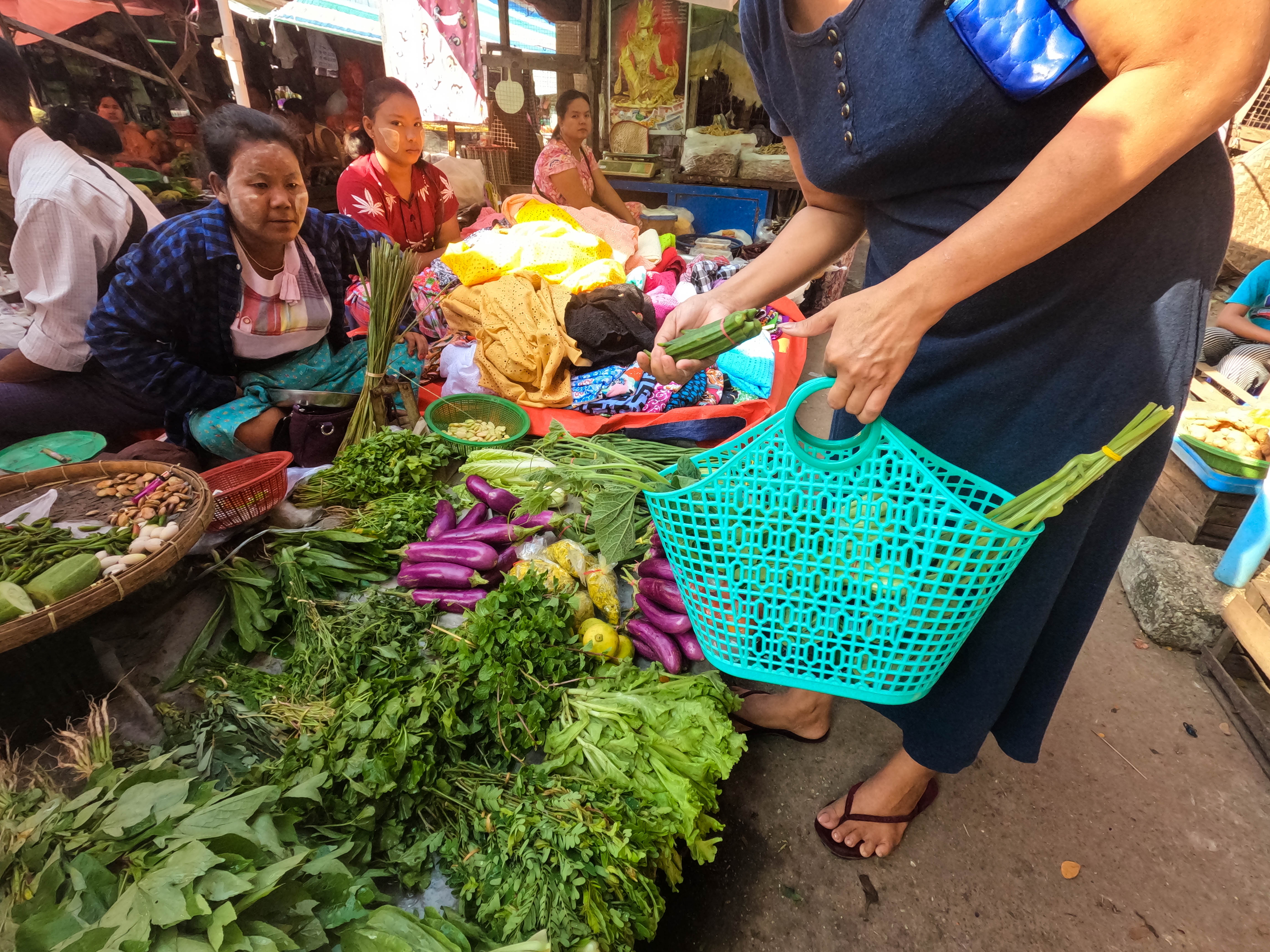 Han Su grocery shops at Thanlyin market