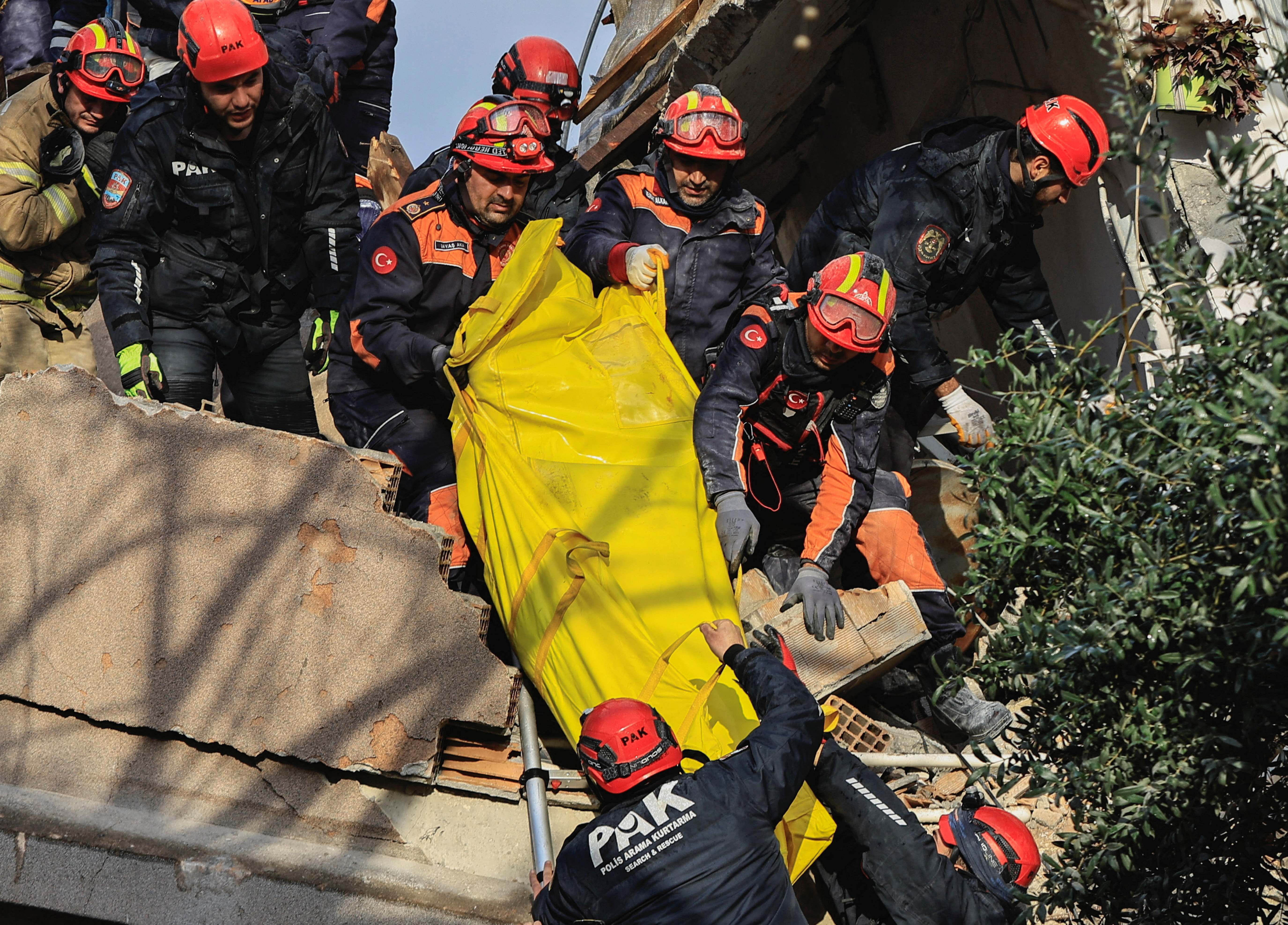 Rescuers carry a dead body, in the aftermath of the latest earthquake in Hatay province,Turkey February 21, 2023.