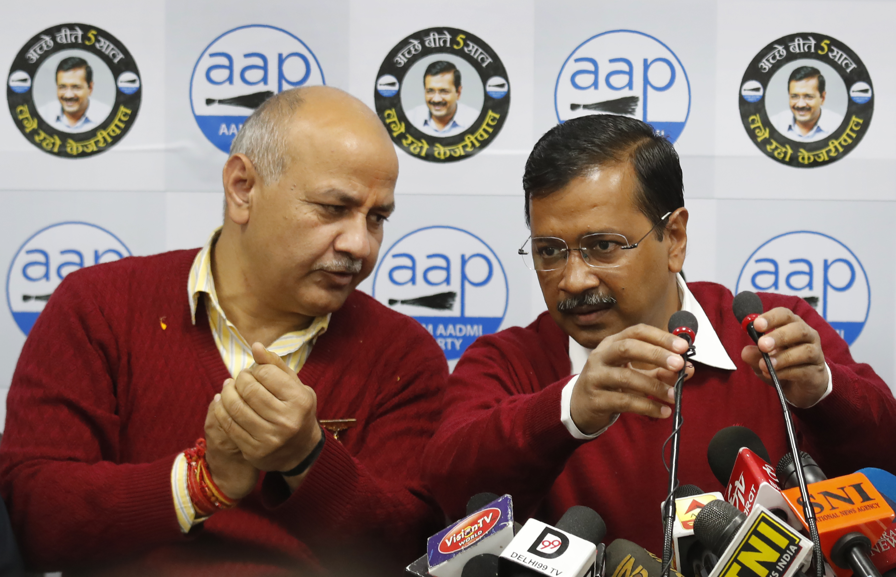AAP chief Arvind Kejriwal, right, with Sisodia during the release of the party’s manifesto for the 2020 Delhi state elections