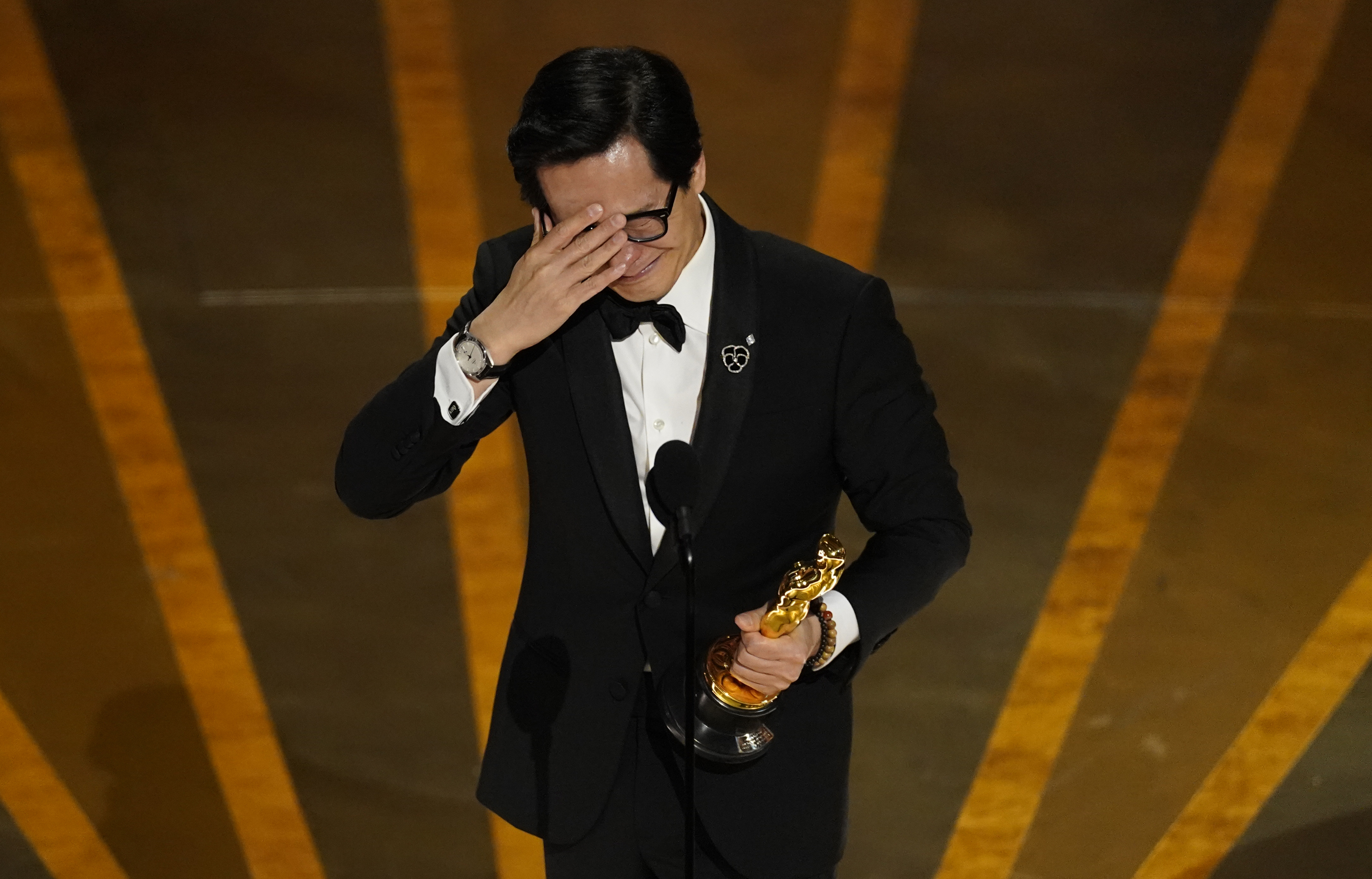 Ke Huy Quan delivers a tearful acceptance speech for his Best Supporting Actor win