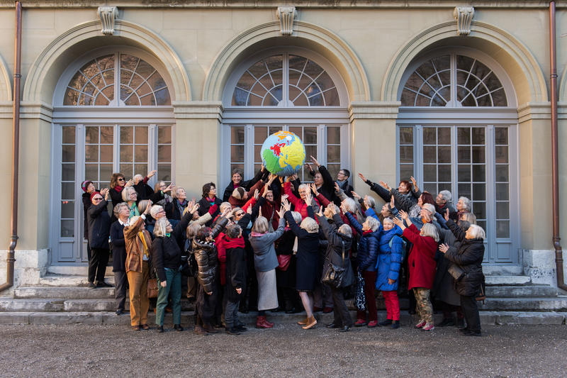 The general assembly of the Swiss association "senior women for climate protection" (KlimaSeniorinnen). 65 Elder women vote to take their climate case to the federal supreme court. The appeal to the court will be filed on the 21st of January to the Federal Supreme Court in Lausanne.Generalversammlung des Schweizer Verbandes "Seniorinnen für den Klimaschutz": 65 ältere Frauen stimmen dafür, ihren Klimafall vor den Bundesgerichtshof zu bringen. Die Beschwerde beim Gericht wird am 21. Januar beim Bundesgericht in Lausanne eingereicht.