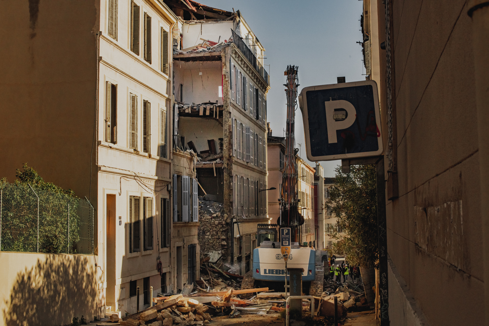epa10566616 The site of an explosion leading to the collapse of at least one building in Marseille, France, 09 April 2023. Several people were injured, according to the police and the cause is still unknown. Rescuer are still searching for missing people. EPA-EFE/Orianne Ciantar Olive