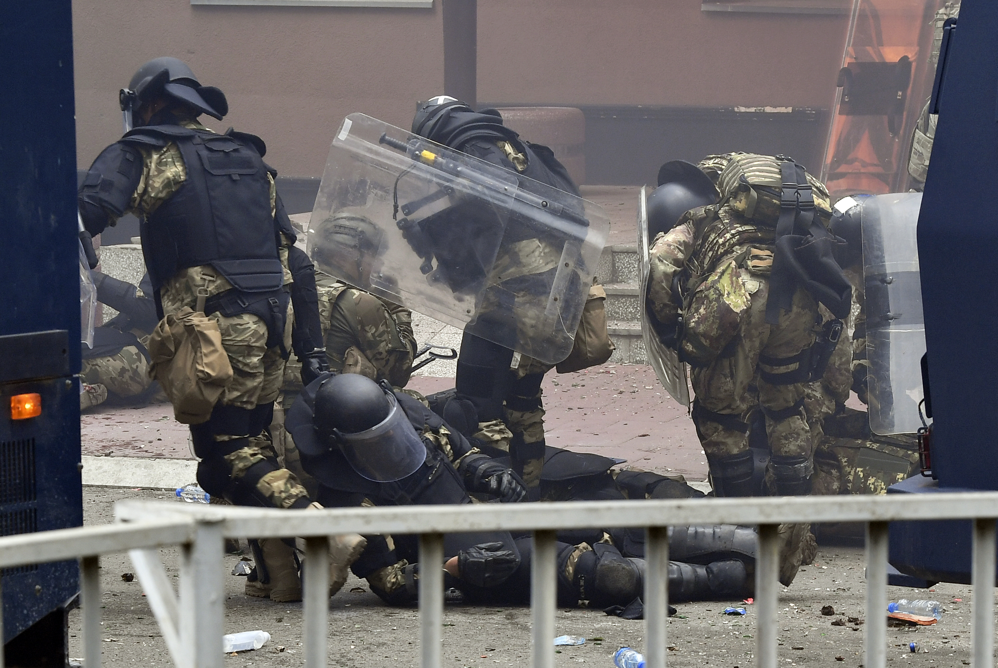epa10662251 Soldiers of NATO-led international peacekeeping Kosovo Force (KFOR) lie injured