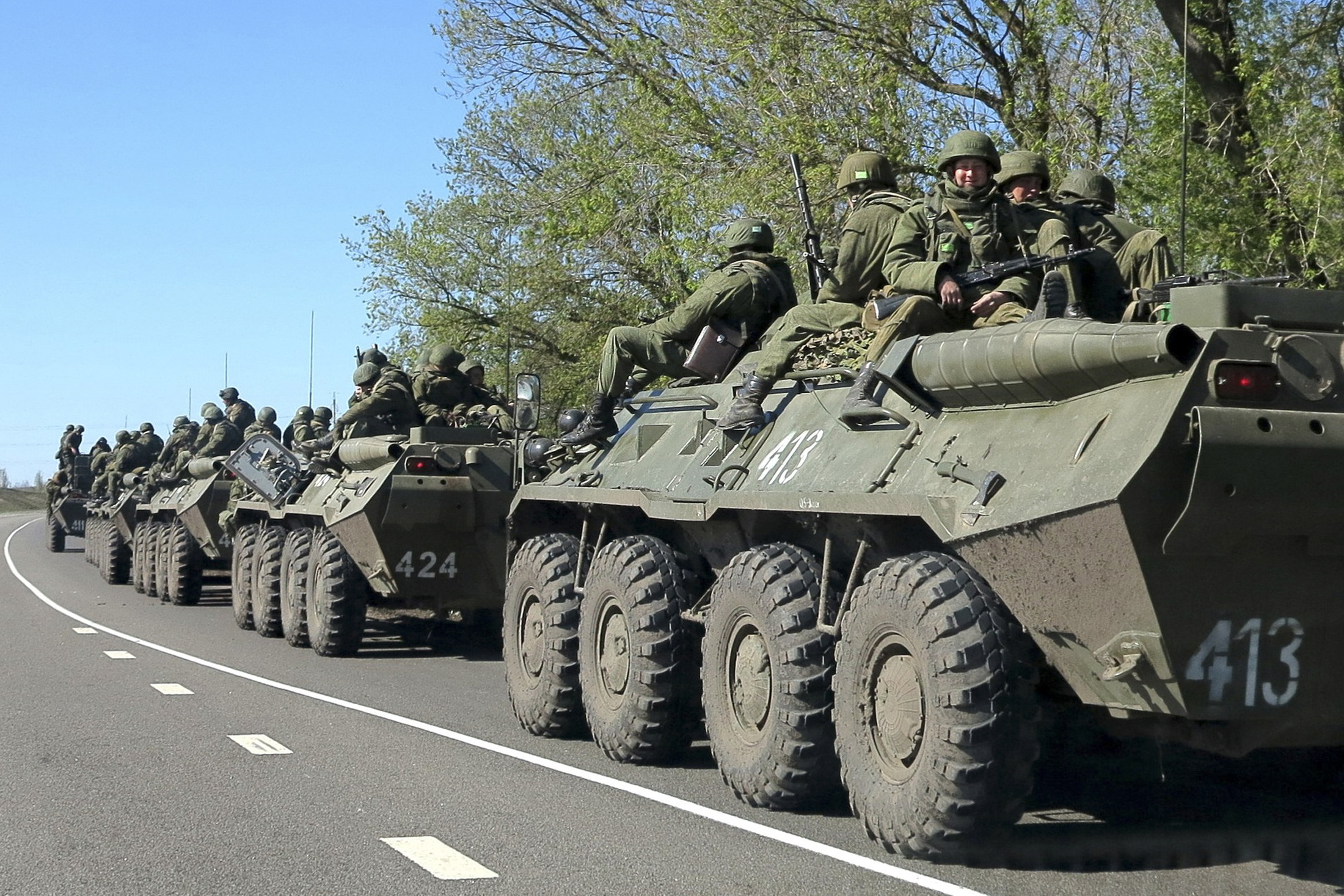 Russian servicemen drive armoured personnel carriers on the outskirts of the city of Belgorod near the Russian-Ukrainian border, April 25, 2014. REUTERS/Alexander Mikhailov (RUSSIA - Tags: MILITARY TPX IMAGES OF THE DAY)