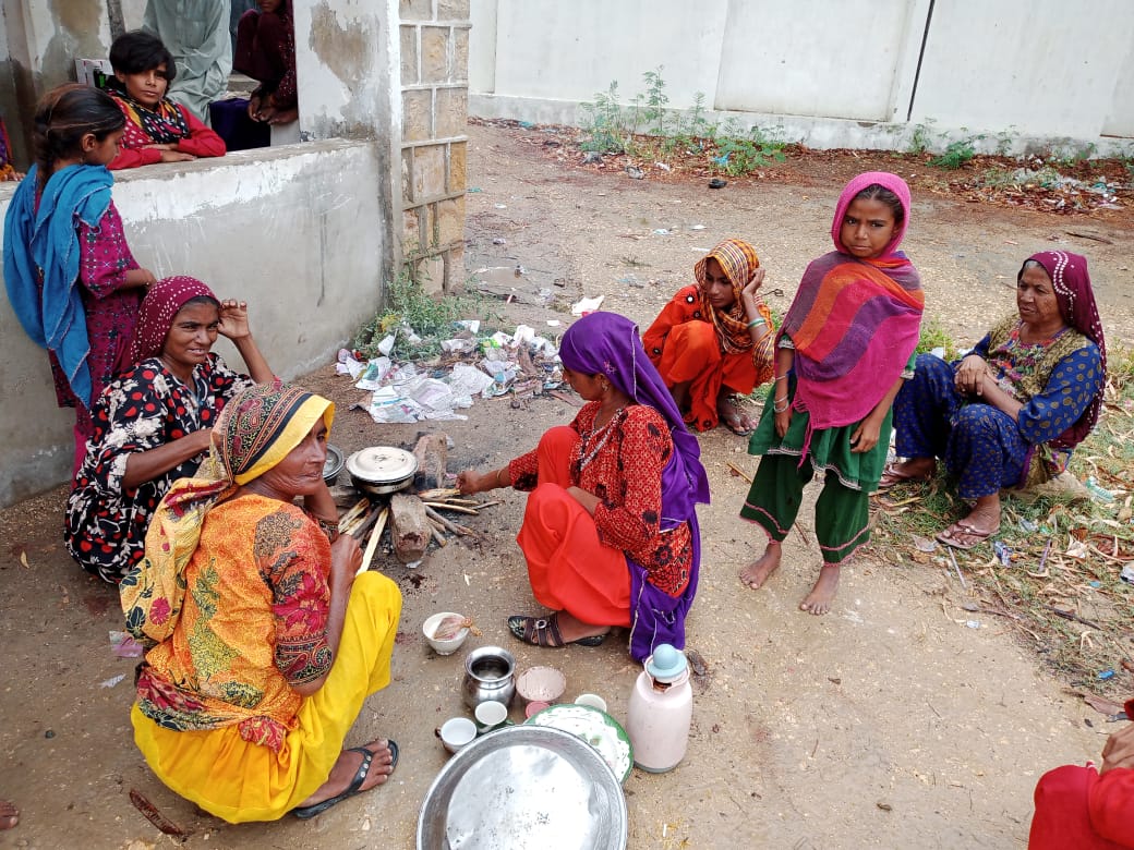 Families prepare food as they wait for the cyclone to pass [Courtesy of Noor Muhammed Taimur]