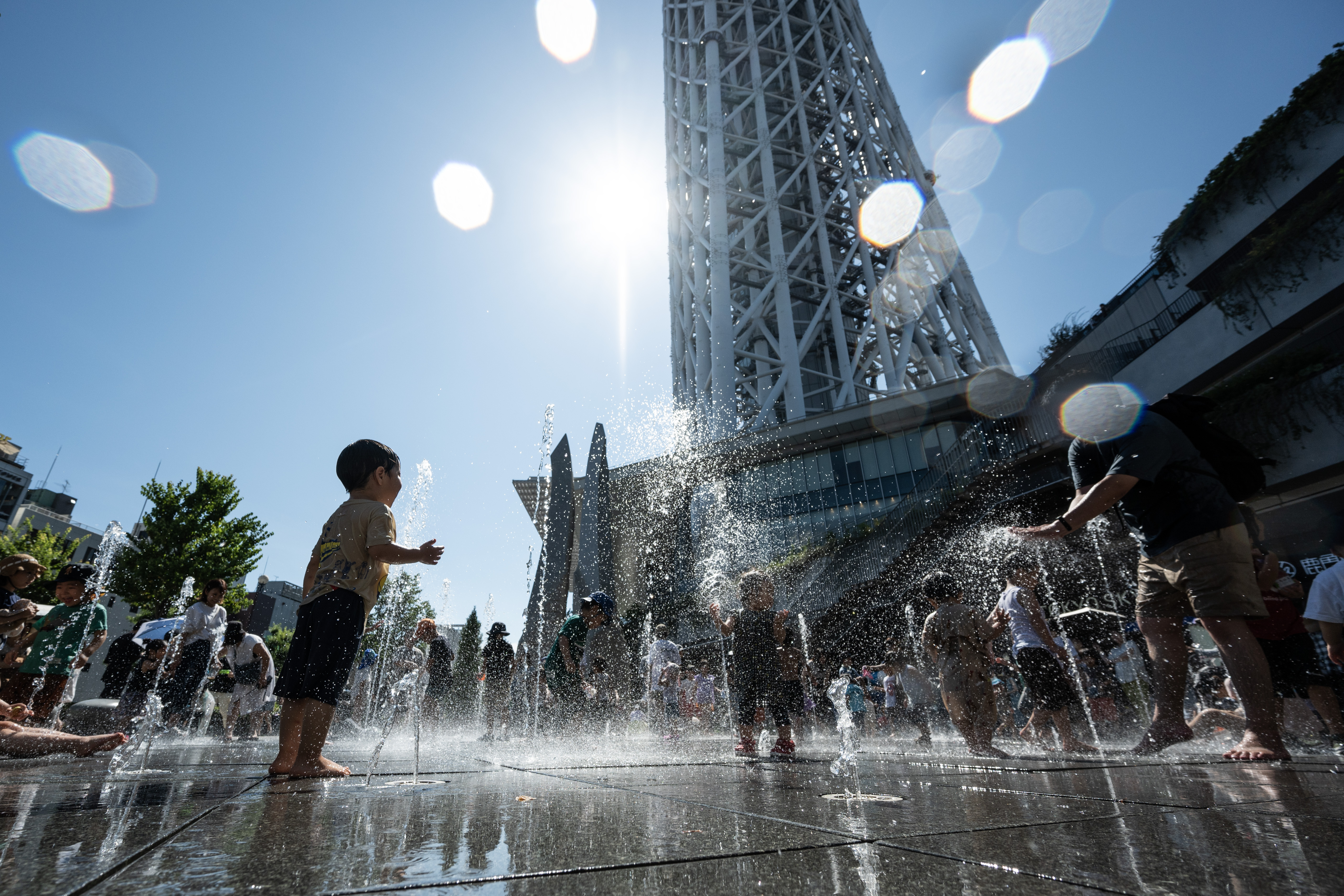 Dangerous heatwaves strike globe as wildfires rage