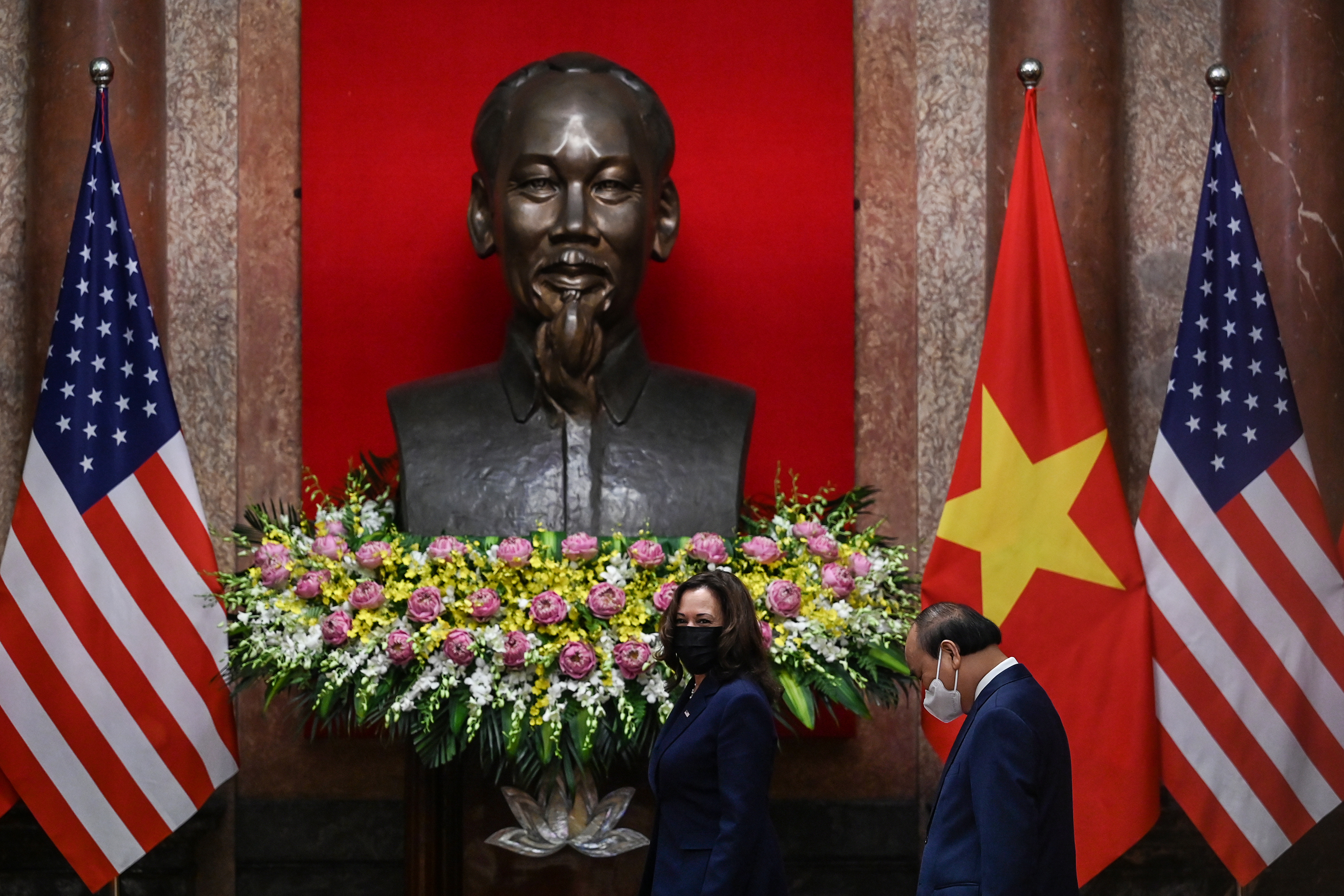 US Vice President Kamala Harris (L) walks with Vietnam's President Nguyen Xuan Phuc in the Presidential palace in Hanoi August 25, 2021. Manan Vatsyayana/Pool via REUTERS