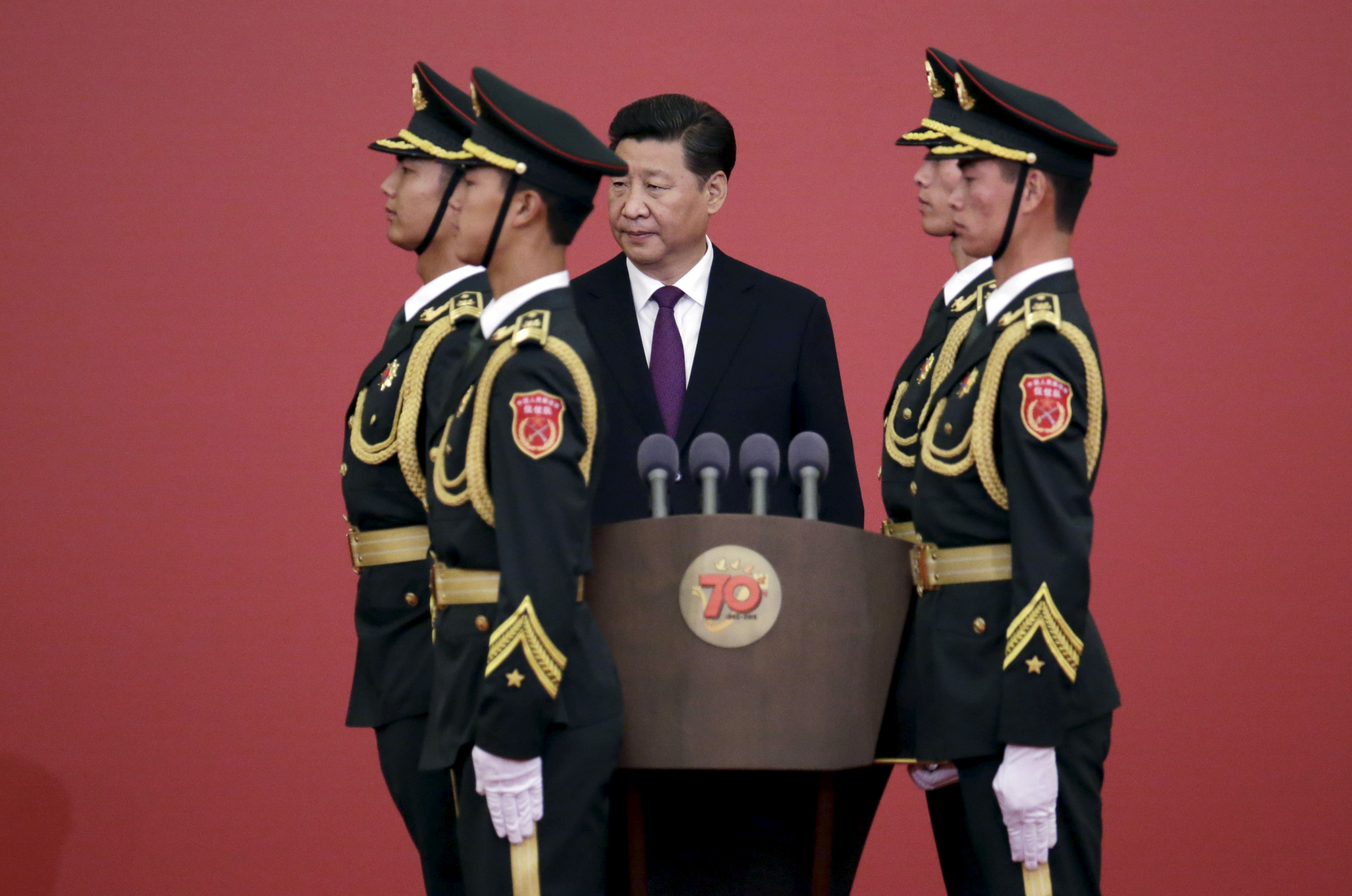 China's President Xi Jinping is pictured between soldiers from the honor guards at a medal ceremony marking the 70th anniversary of the Victory of Chinese People's War of Resistance Against Japanese Aggression, for World War Two veterans, at the Great Hall of the People in Beijing, China September 2, 2015. A total of 30 veterans, including Chinese soldiers, military officials and foreign friends (or their relatives) who made a contribution to Chinese victory, were awarded medals by the Chinese president on Wednesday, Xinhua News Agency reported. REUTERS/Jason Lee