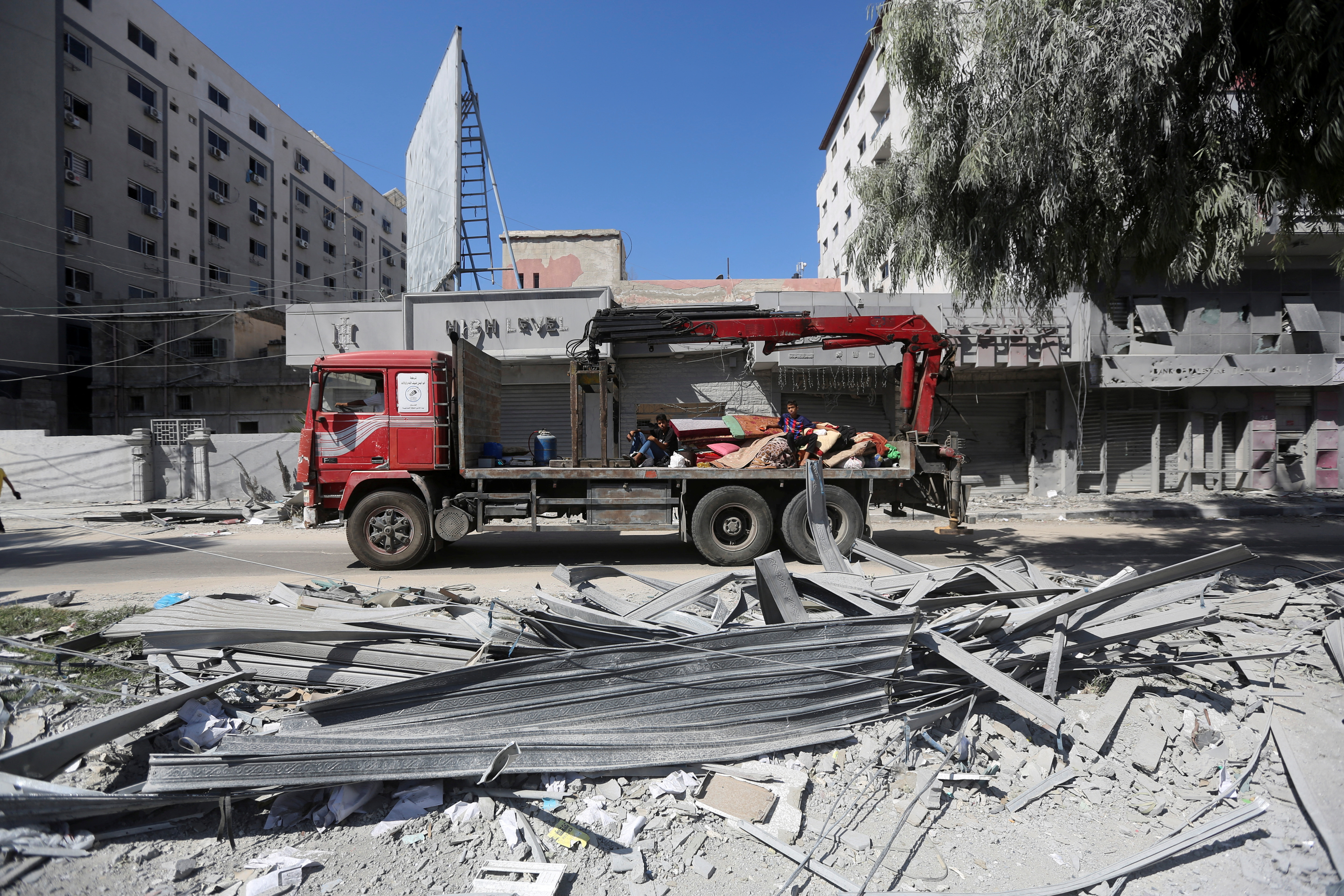 Palestinians flee their houses heading toward the southern part of Gaza Strip