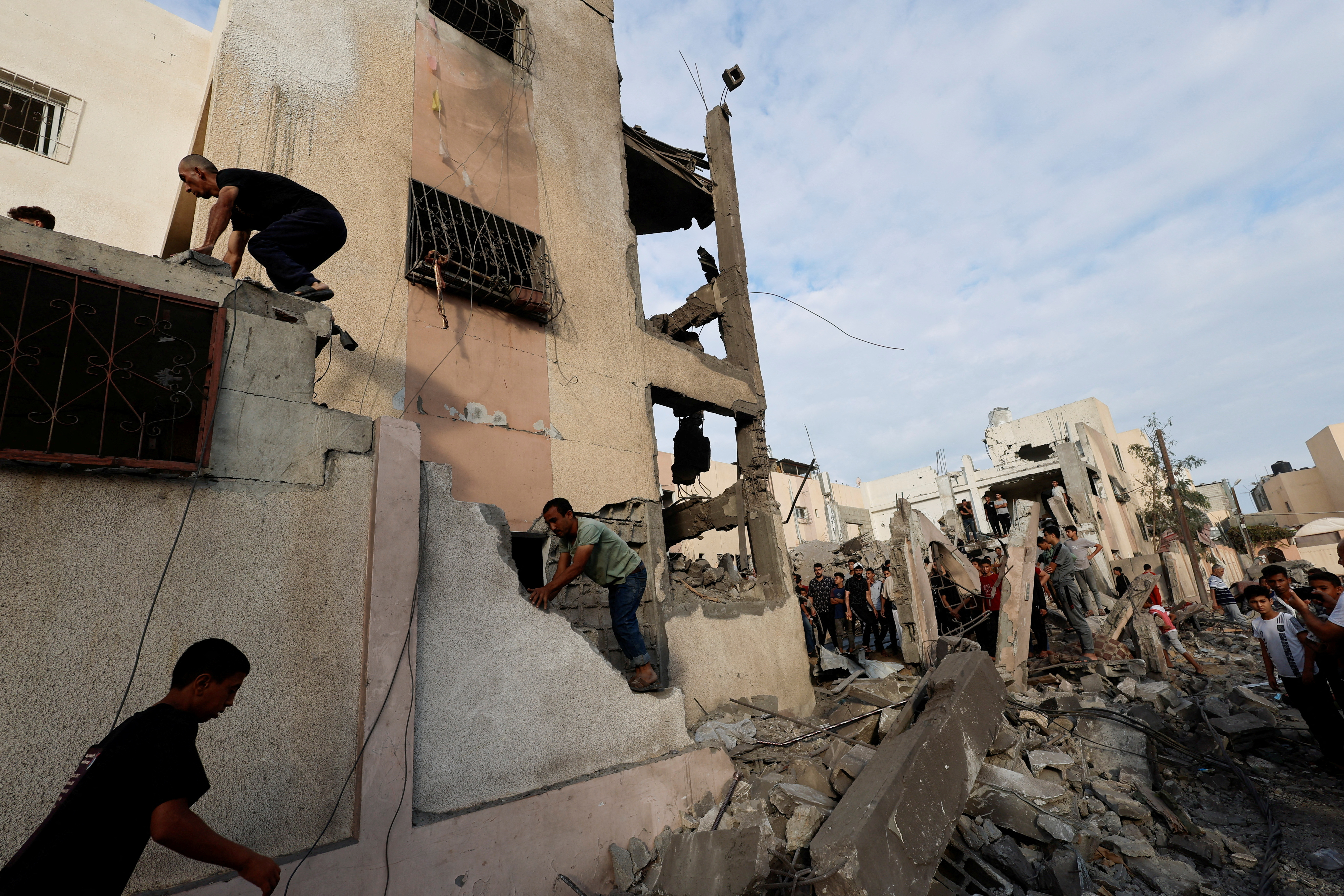 Palestinians search for casualties under the rubble 