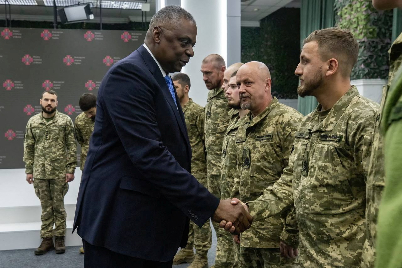 US Defence Secretary Lloyd Austin shaking hands with Ukrainian soldiers in Kyiv