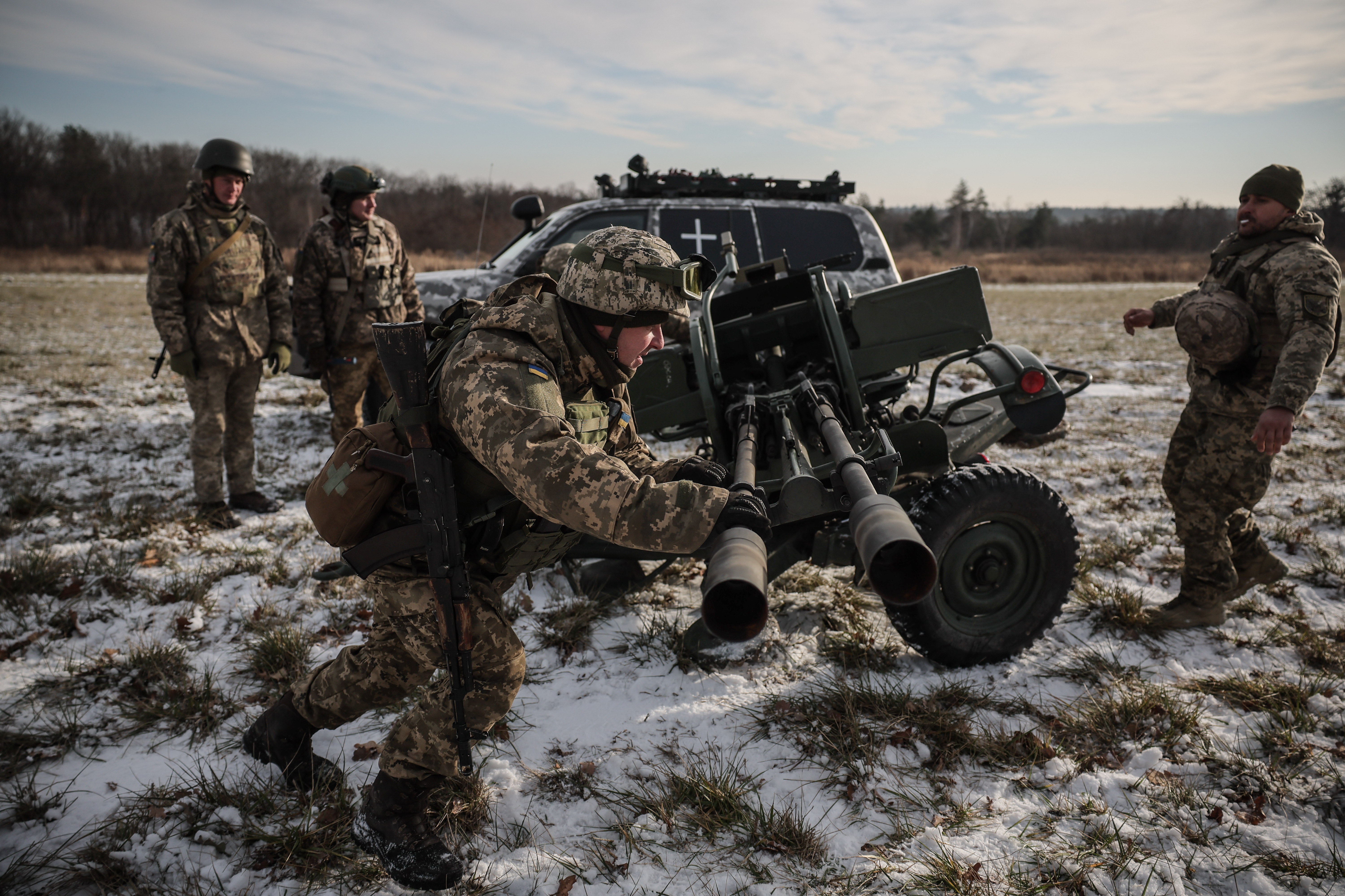 epa11003448 Ukrainian servicemen demonstrate a ZU-23-2 anti aircraft gun near Kyiv, Ukraine, 30 November 2023. Russian troops entered Ukraine on 24 February 2022 starting a conflict that has provoked destruction and a humanitarian crisis. EPA-EFE/Oleg Petrasyuk
