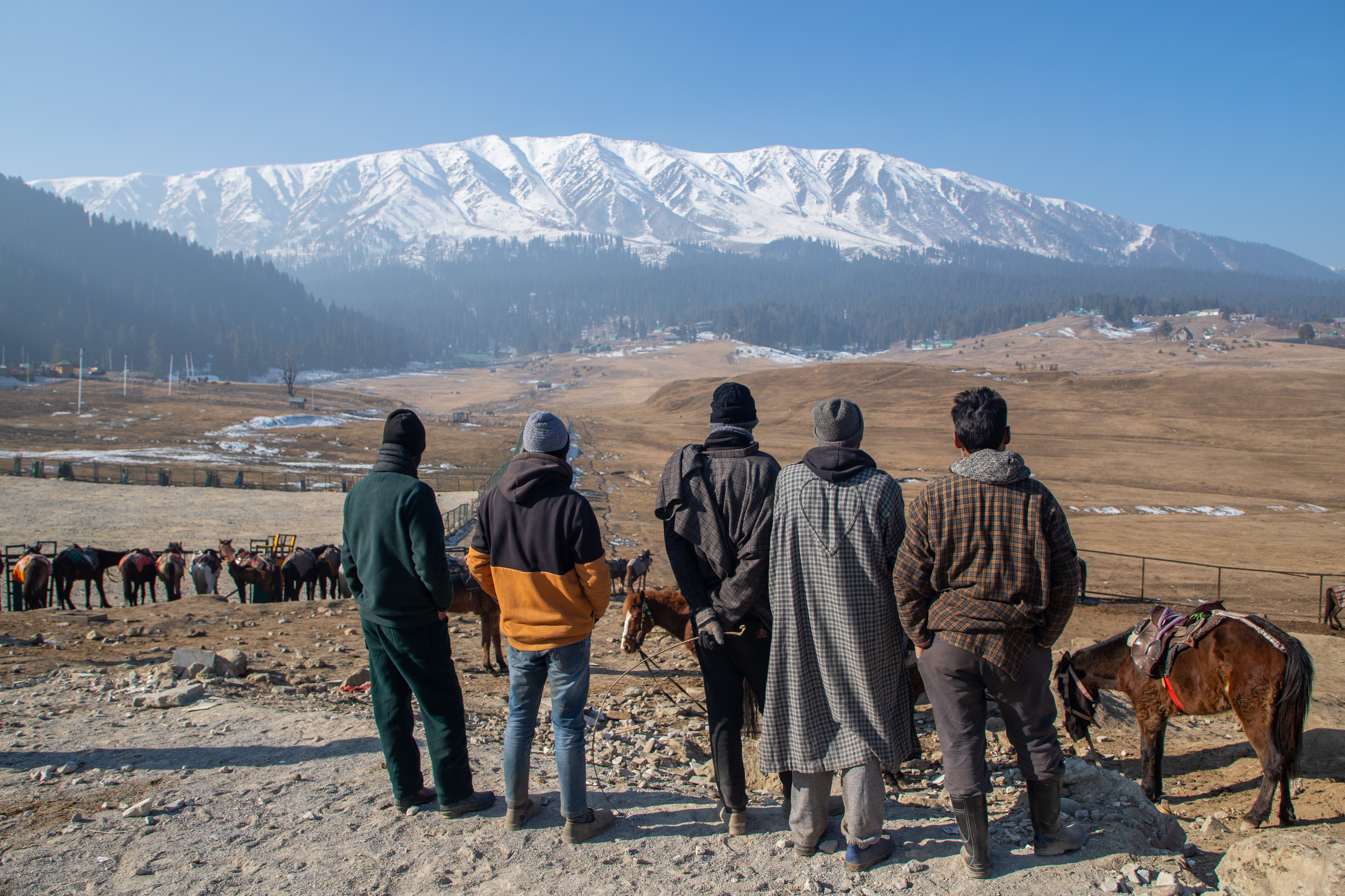 Pony workers wait for tourists in Gulmarg