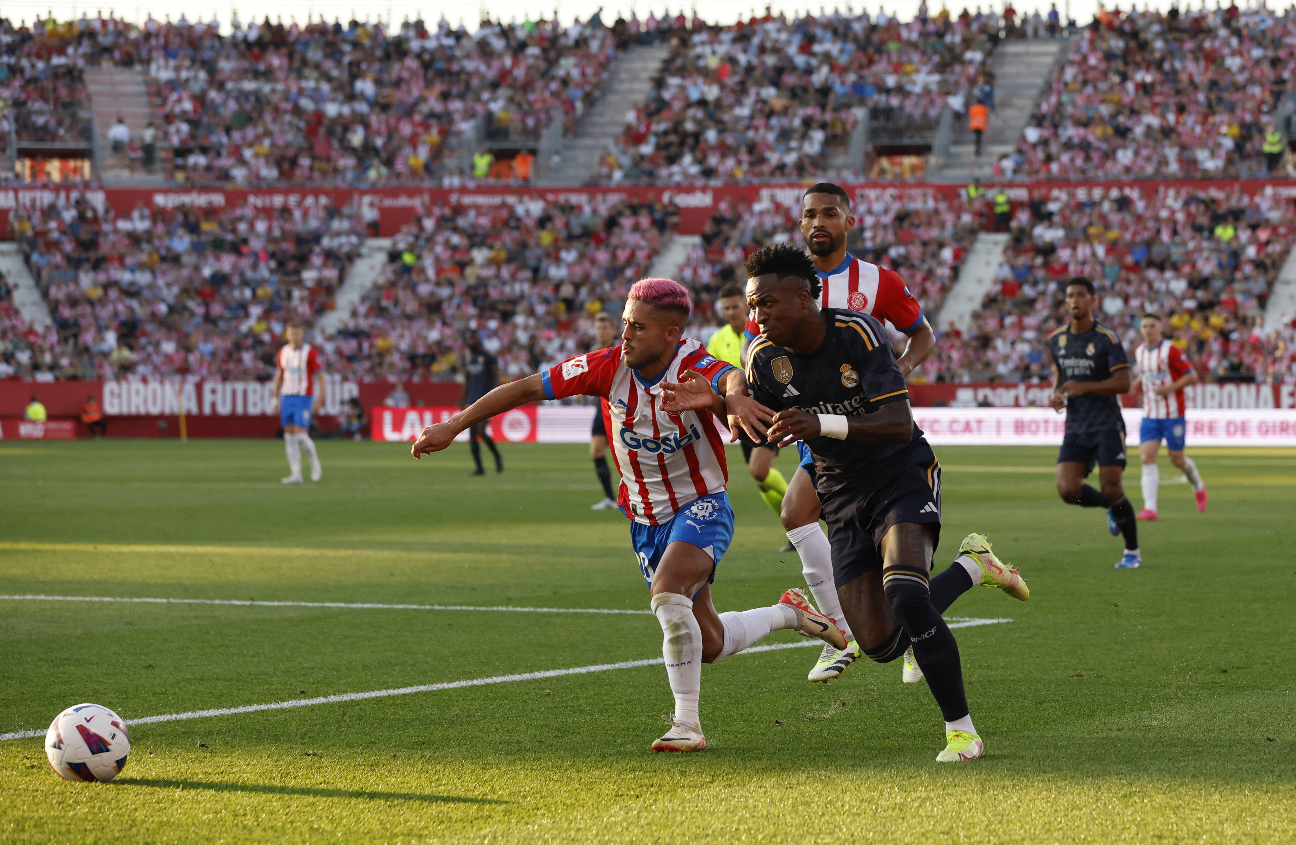 Soccer Football - LaLiga - Girona v Real Madrid - Estadi Montilivi, Girona, Spain - September 30, 2023 Real Madrid's Vinicius Junior in action with Girona's Yan Couto REUTERS/Albert Gea
