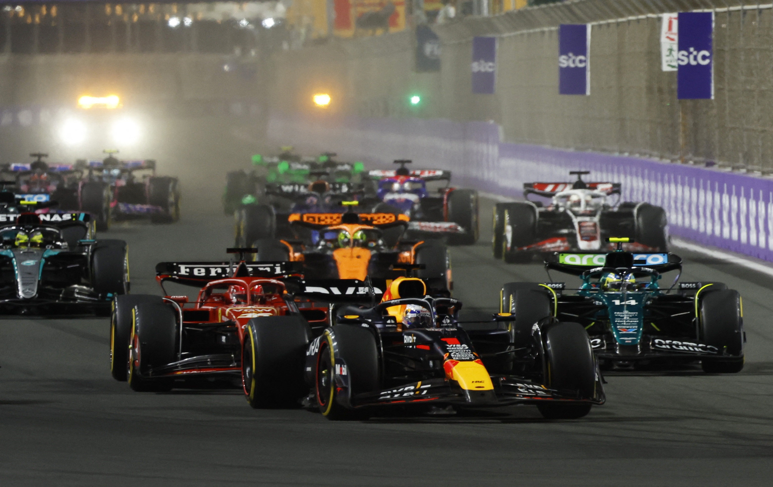 Verstappen, Leclerc and Alonso in action with drivers at the start of the race