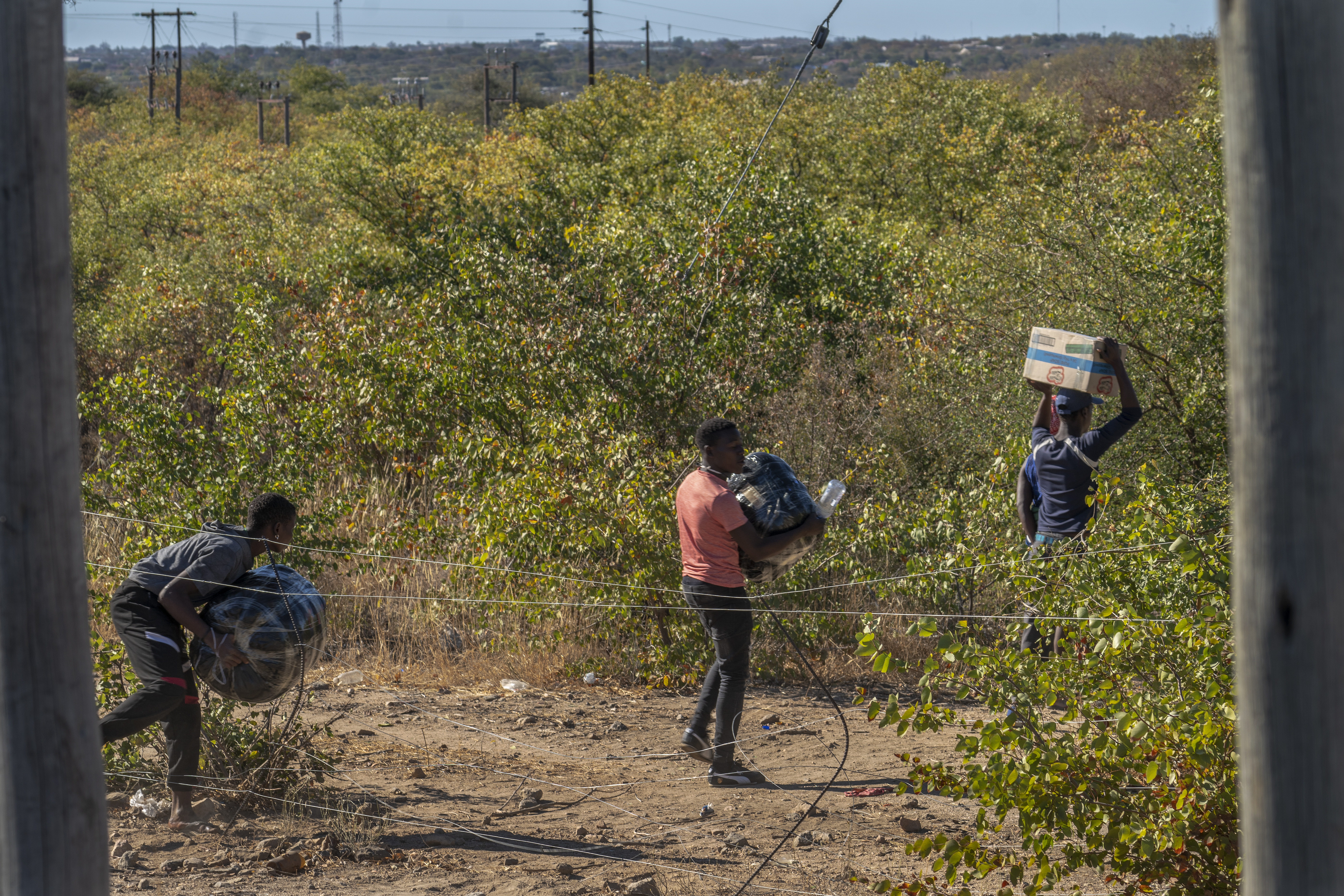People smuggle goods into Zimbabwe from South Africa