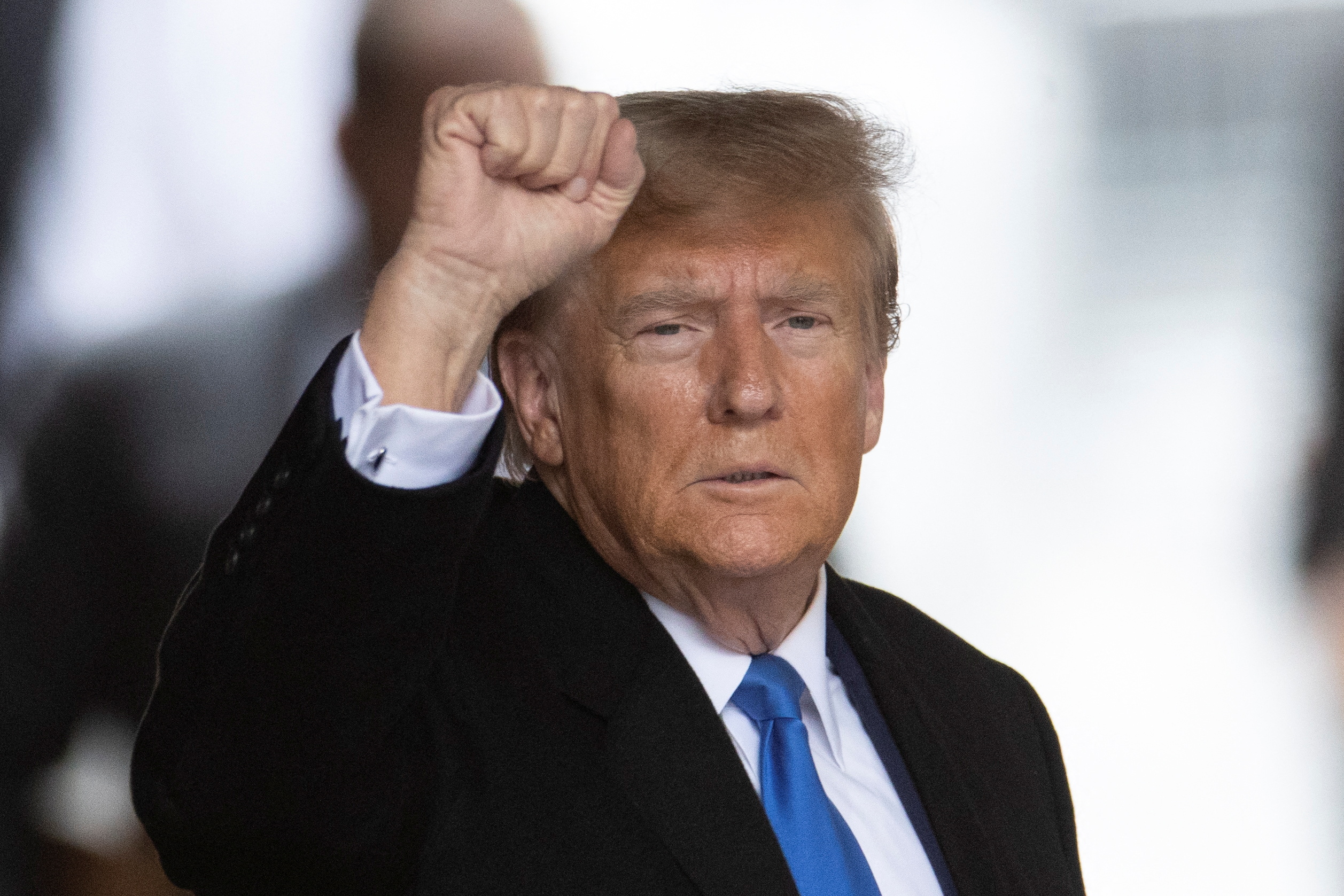Former U.S. President Donald Trump greets to his supporters, as he arrives from his second civil trial after E. Jean Carroll accused Trump of raping her decades ago, outside a Trump Tower in the Manhattan borough of New York City, U.S., January 25, 2024. REUTERS/Eduardo Munoz