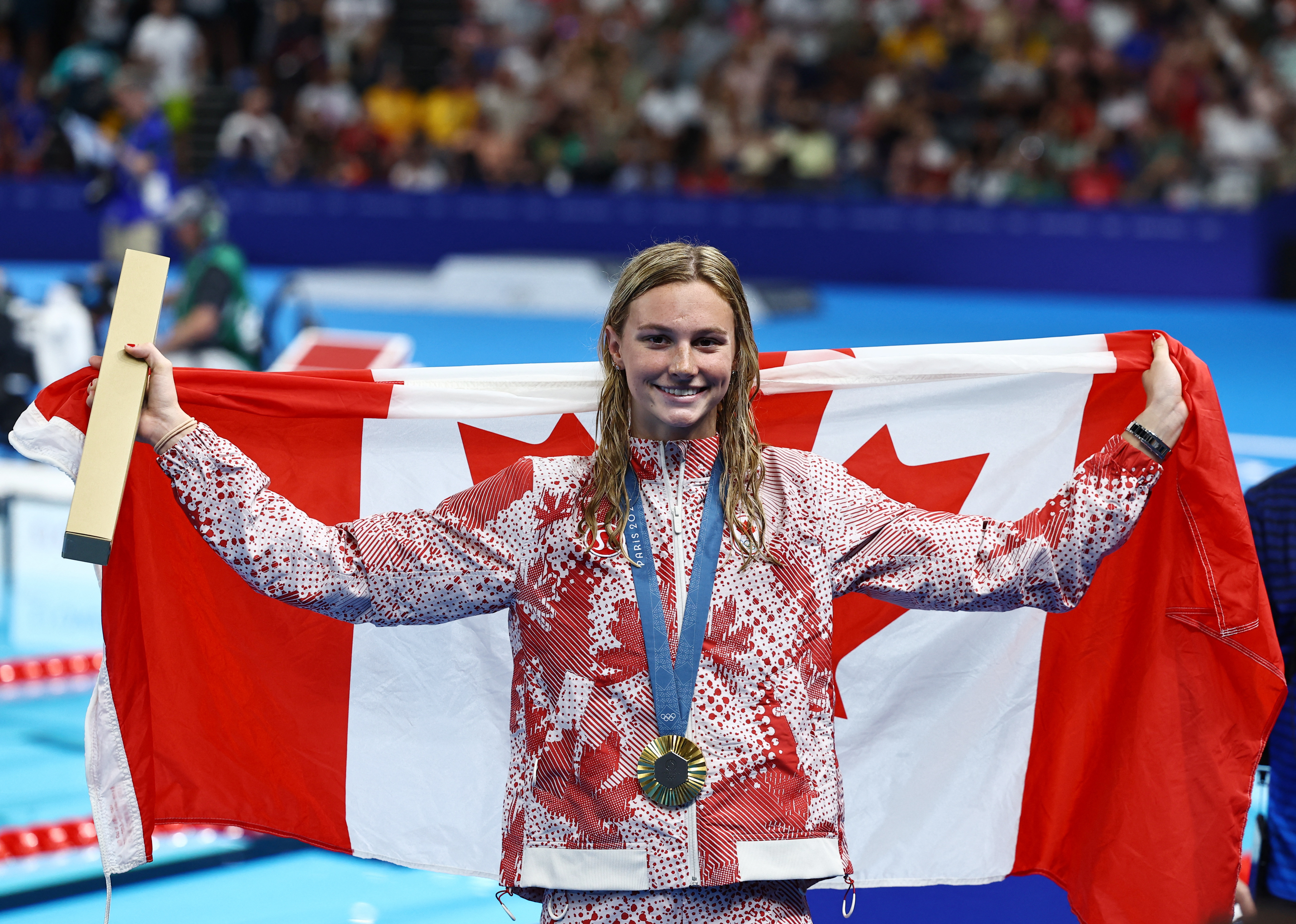 Paris 2024 Olympics - Swimming - Women's 200m Butterfly Victory Ceremony - Paris La Defense Arena, Nanterre, France - August 01, 2024. Gold medallist Summer McIntosh of Canada celebrates on the podium after winning and establishing Olympic record. REUTERS/Evgenia Novozhenina